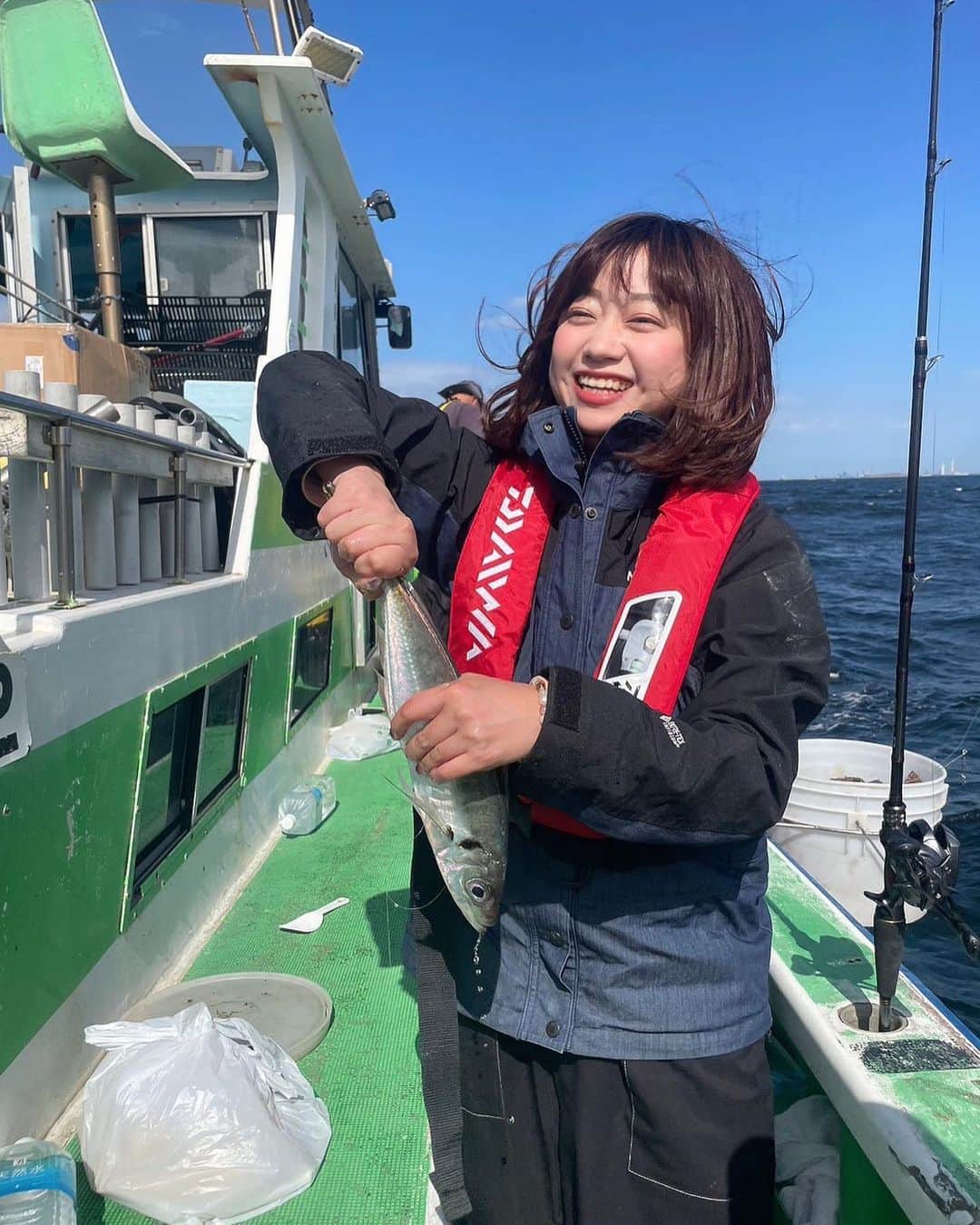 渡辺梨夏子さんのインスタグラム写真 - (渡辺梨夏子Instagram)「初めて海釣りに行った日🐟🐠🐡周りには結構、釣り好きな人たちが多いから今年チャレンジしてみたいことのひとつだったのですが、なかなかハードル高いなって思っていたタイミングで誘ってもらって嬉しかったな！🎣✨ 太刀魚とアジ釣りにGO〜普段寝るくらいの時間に起きなきゃいけなかったのと、なんだか感覚掴むまで時間かかったし、波も風もツヨツヨだったので不安でしたが集中しまくってたからか船酔いはなしで✌️✌️  打ち上げのお魚たちの美味しさたるや😭また太刀魚はリベンジしたいし、他の釣りも挑戦したくなった〜〜〜！  #記憶の記録#週末記録 #釣り#釣り女子 #🎣  #タチウオ釣り#アジ釣り」10月17日 0時24分 - riiiico462