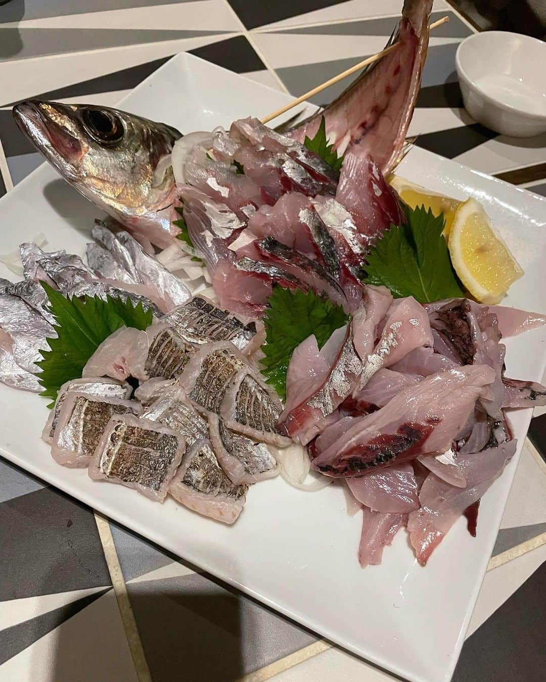 渡辺梨夏子さんのインスタグラム写真 - (渡辺梨夏子Instagram)「初めて海釣りに行った日🐟🐠🐡周りには結構、釣り好きな人たちが多いから今年チャレンジしてみたいことのひとつだったのですが、なかなかハードル高いなって思っていたタイミングで誘ってもらって嬉しかったな！🎣✨ 太刀魚とアジ釣りにGO〜普段寝るくらいの時間に起きなきゃいけなかったのと、なんだか感覚掴むまで時間かかったし、波も風もツヨツヨだったので不安でしたが集中しまくってたからか船酔いはなしで✌️✌️  打ち上げのお魚たちの美味しさたるや😭また太刀魚はリベンジしたいし、他の釣りも挑戦したくなった〜〜〜！  #記憶の記録#週末記録 #釣り#釣り女子 #🎣  #タチウオ釣り#アジ釣り」10月17日 0時24分 - riiiico462