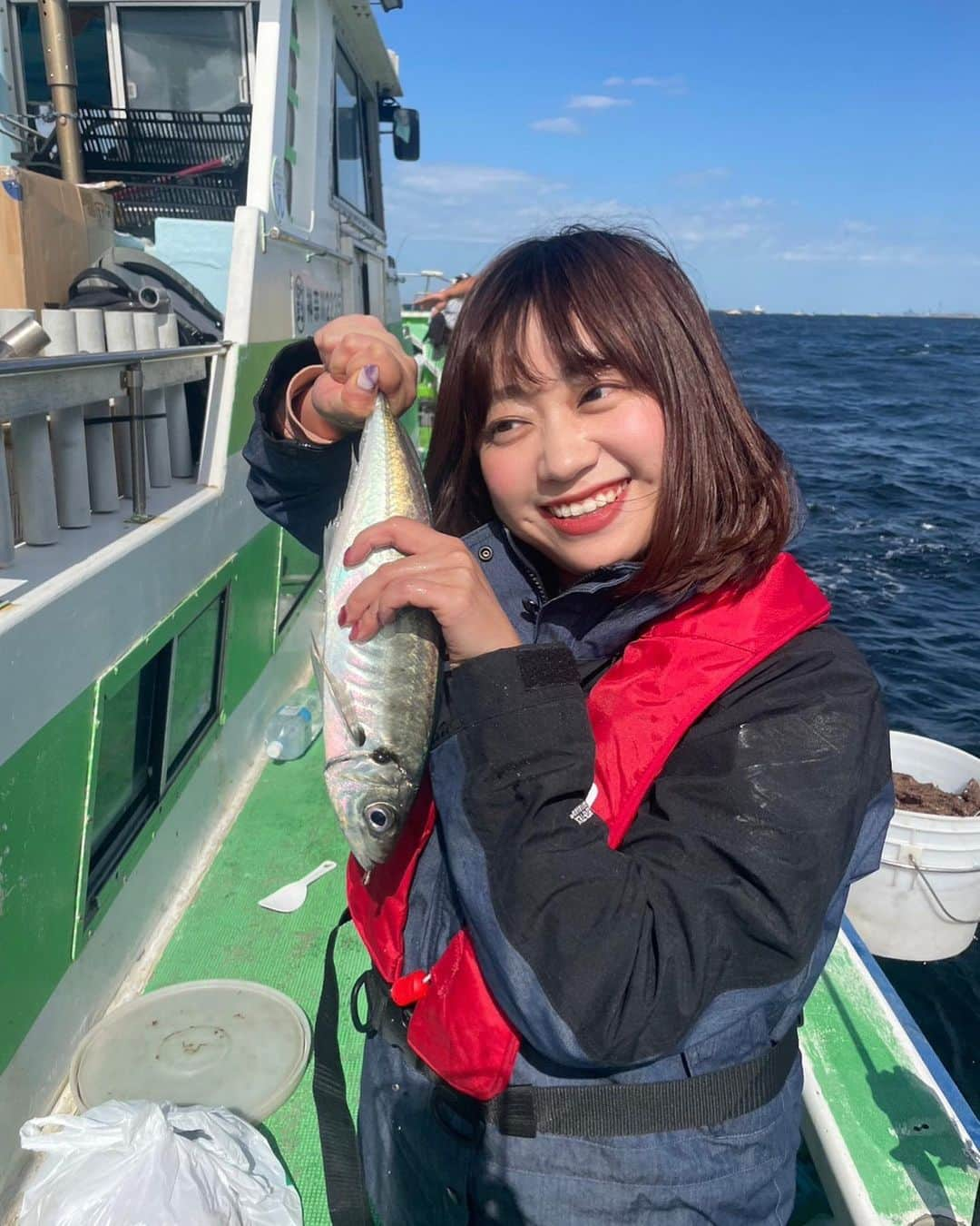 渡辺梨夏子のインスタグラム：「初めて海釣りに行った日🐟🐠🐡周りには結構、釣り好きな人たちが多いから今年チャレンジしてみたいことのひとつだったのですが、なかなかハードル高いなって思っていたタイミングで誘ってもらって嬉しかったな！🎣✨ 太刀魚とアジ釣りにGO〜普段寝るくらいの時間に起きなきゃいけなかったのと、なんだか感覚掴むまで時間かかったし、波も風もツヨツヨだったので不安でしたが集中しまくってたからか船酔いはなしで✌️✌️  打ち上げのお魚たちの美味しさたるや😭また太刀魚はリベンジしたいし、他の釣りも挑戦したくなった〜〜〜！  #記憶の記録#週末記録 #釣り#釣り女子 #🎣  #タチウオ釣り#アジ釣り」