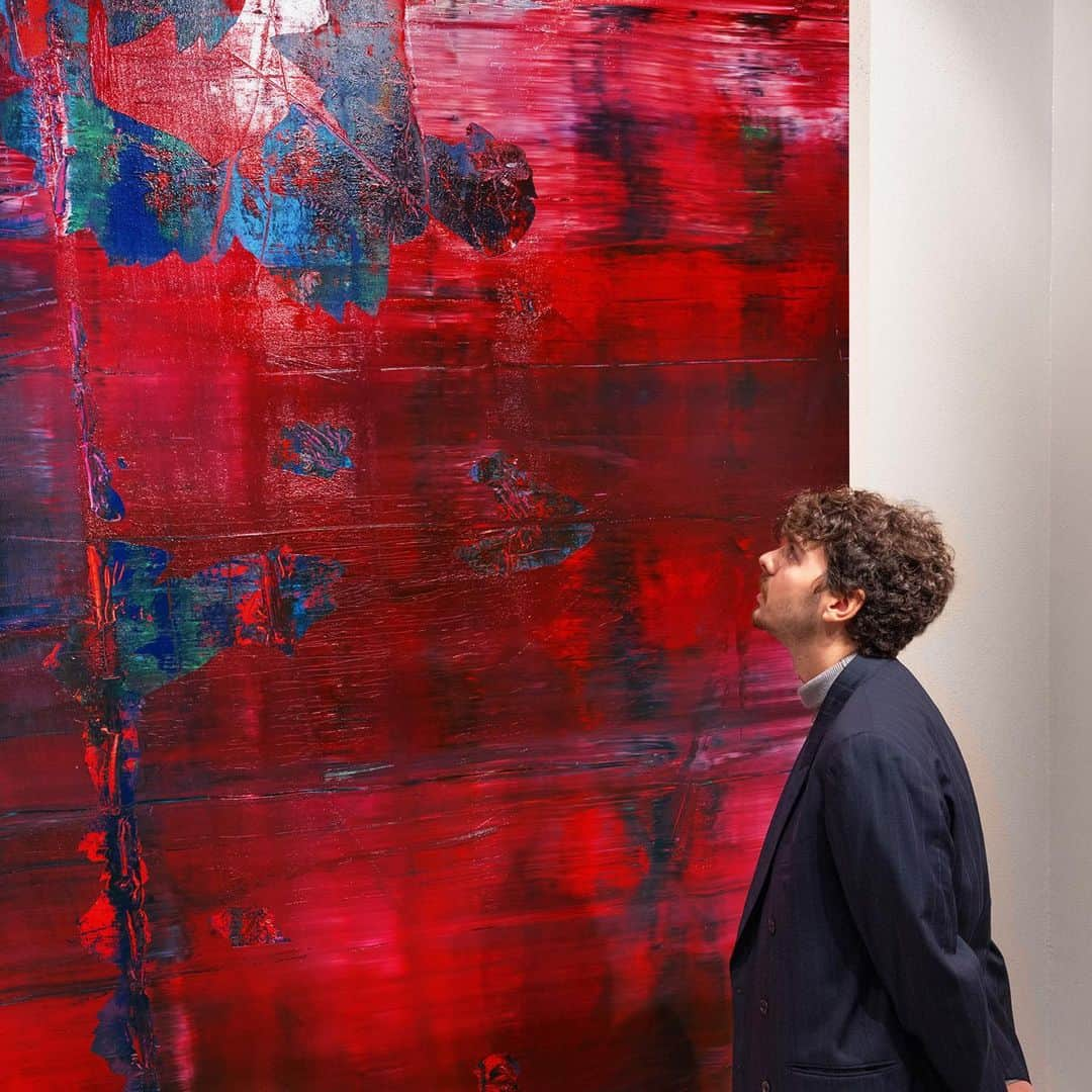 サザビーズさんのインスタグラム写真 - (サザビーズInstagram)「Painted in 1997, Gerhard Richter’s monumental Abstraktes Bild (numbered "849-1") stands at more than nine feet tall and is an exquisite example of Richter's use of the “squeegee,” which enabled him to smudge and drag several thick layers of oil paint across the canvas’ surface, and in turn, concealing and distorting what lies beneath.   “This is the sort of work which pronounces Richter's status as one of the world's greatest, most profound living artists. It is the first of only three paintings Richter painted in the landmark cycle of abstract paintings numbered "849" from the same year, and the only one today not held in a museum collection.” – @dgalp, Sotheby’s Head of Contemporary Art, Americas  Unveiled at #SothebysParis this weekend, the work is now on view to the public through 19 October before heading to #SothebysNewYork for the Contemporary Art Evening Auction on 15 November, presented in partnership with @samsungus. #SothebysContemporary #GerhardRichter」10月17日 0時24分 - sothebys