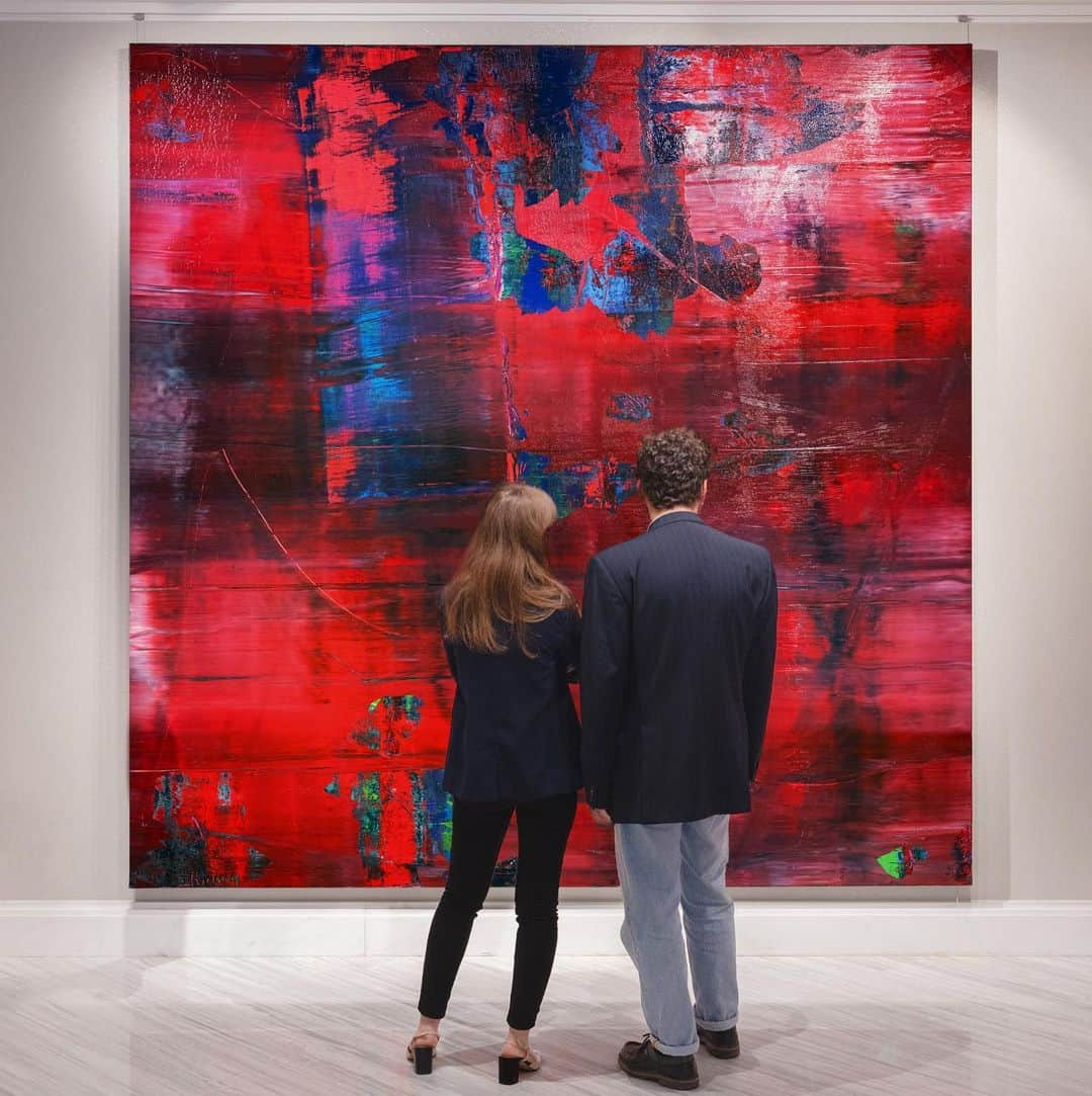 サザビーズさんのインスタグラム写真 - (サザビーズInstagram)「Painted in 1997, Gerhard Richter’s monumental Abstraktes Bild (numbered "849-1") stands at more than nine feet tall and is an exquisite example of Richter's use of the “squeegee,” which enabled him to smudge and drag several thick layers of oil paint across the canvas’ surface, and in turn, concealing and distorting what lies beneath.   “This is the sort of work which pronounces Richter's status as one of the world's greatest, most profound living artists. It is the first of only three paintings Richter painted in the landmark cycle of abstract paintings numbered "849" from the same year, and the only one today not held in a museum collection.” – @dgalp, Sotheby’s Head of Contemporary Art, Americas  Unveiled at #SothebysParis this weekend, the work is now on view to the public through 19 October before heading to #SothebysNewYork for the Contemporary Art Evening Auction on 15 November, presented in partnership with @samsungus. #SothebysContemporary #GerhardRichter」10月17日 0時24分 - sothebys