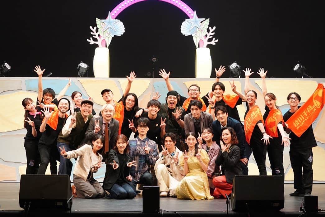 のインスタグラム：「あの夜であえたら  キャスト＆スタッフ みんな良い人で前向きな方々ばかりでした。 このメンバーで観れた景色は忘れません！ #あの夜 であえて良かったです。 配信是非観てくださいーー！ カメラワーク、めっちゃかっこよかった！！  🔻配信はこちらから！ https://t.pia.jp/pia/event/event.do?eventBundleCd=b2343636」