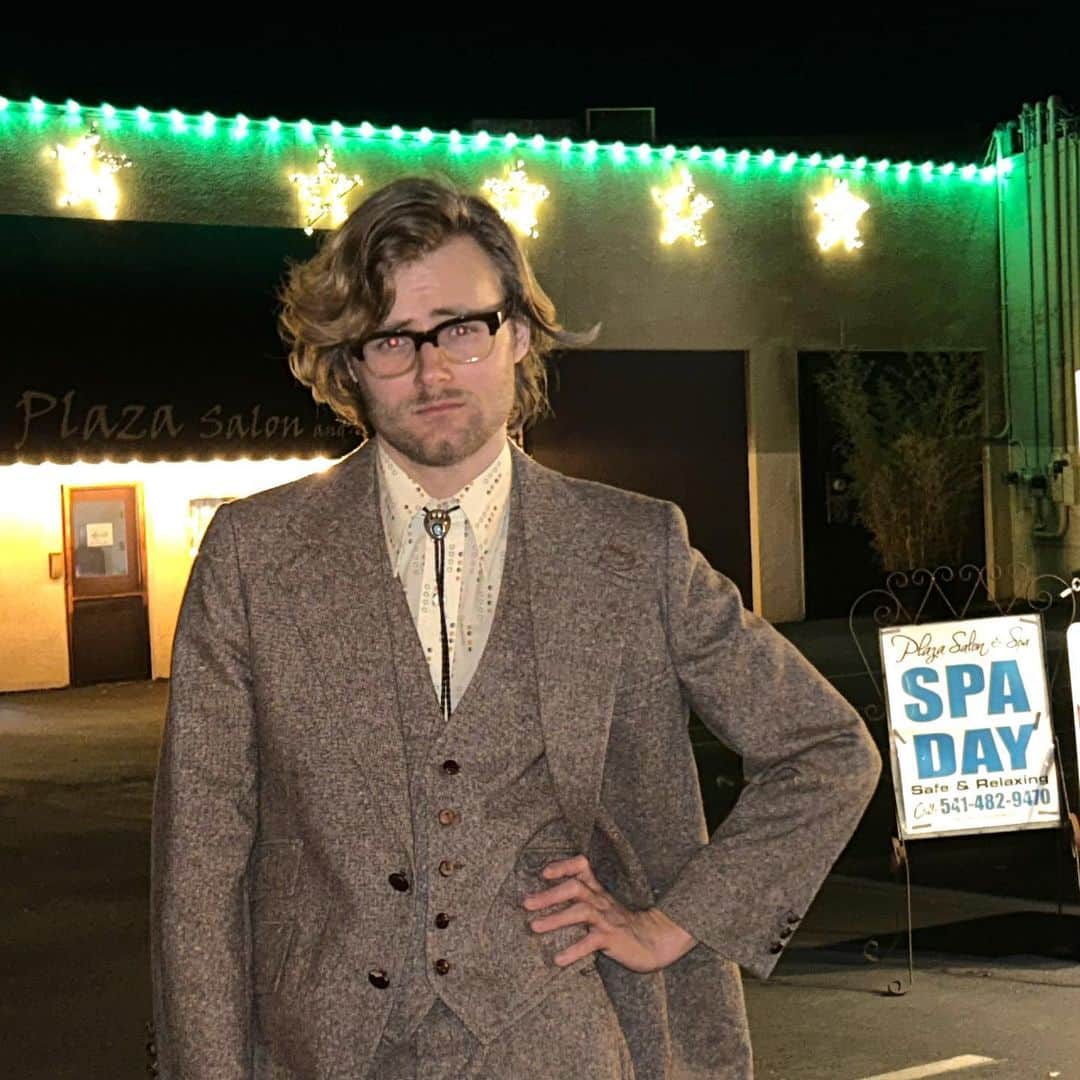 バーティ・ギルバートのインスタグラム：「greetings don’t i look like i’m broadcasting live from the kentucky derby or something (i don’t know what the kentucky derby is)」