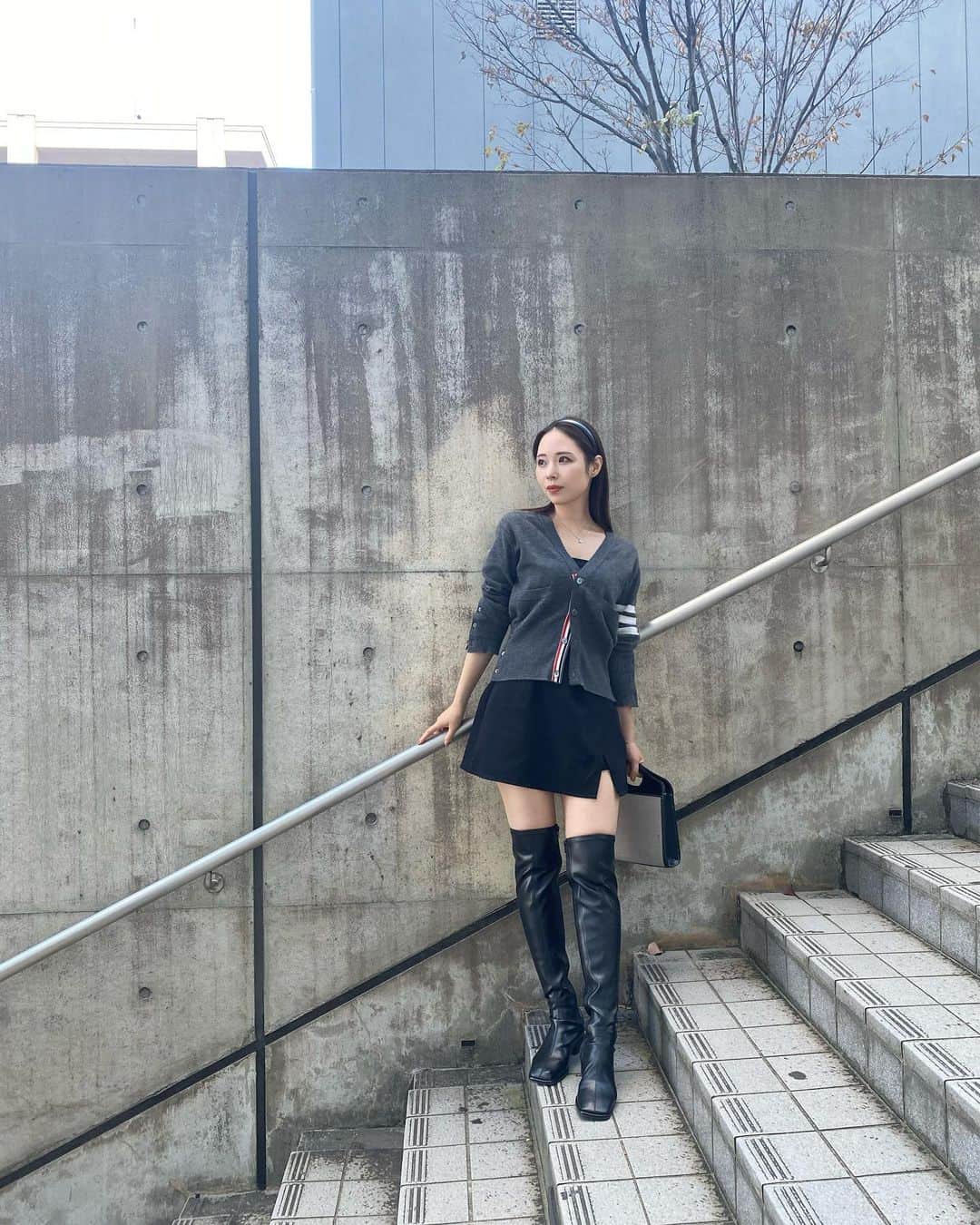 ゆいこ ◡̈♥︎のインスタグラム：「🩶 ㅤㅤㅤㅤㅤㅤㅤㅤㅤㅤㅤㅤㅤ GRLのアンバサダーを 務めさせて頂いてるんだけど このミニスカ めちゃくちゃ優秀🥺🫶 ㅤㅤㅤㅤㅤㅤㅤㅤㅤㅤㅤㅤㅤㅤㅤㅤㅤㅤㅤㅤㅤㅤㅤㅤㅤㅤ @grl_official 🔍 fo1791 ㅤㅤㅤㅤㅤㅤㅤㅤㅤㅤㅤㅤㅤ ブラックとオフホワイトがあって もちろんインパン付き🫶 ㅤㅤㅤㅤㅤㅤㅤㅤㅤㅤㅤㅤㅤ これは売り切れになったら 絶対に嫌なので もう一枚追加して 買いました🐒♡ ㅤㅤㅤㅤㅤㅤㅤㅤㅤㅤㅤㅤㅤ ㅤㅤㅤㅤㅤㅤㅤㅤㅤㅤㅤㅤㅤㅤㅤㅤㅤㅤㅤㅤㅤㅤㅤㅤㅤ カーディガンは 旦那氏が昔着てたやつもらっちゃった👫！ ありがとう🥹🥹🥹 ㅤㅤㅤㅤㅤㅤㅤㅤㅤㅤㅤㅤㅤ  ㅤㅤㅤㅤㅤㅤㅤㅤㅤㅤㅤㅤㅤ #grl #グレイル」