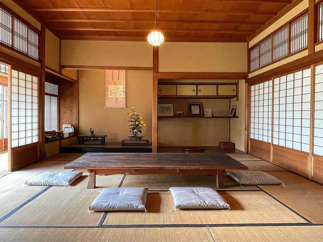 キリンジのインスタグラム：「滋賀は愛荘町、蔵元　藤居本家、けやきの大広間。こちらも沢山のご来場ありがとうございました！ 　 ほ  写真説明:  1.この日の控え室。美しい。  2.この日の控え室。お殿様じゃん！  3.蔵元 藤居本家の皆様と。ツアー終わったら飲むぞー。  4.けやきの大広間。画面左の太い柱は樹齢約700年だとか。」