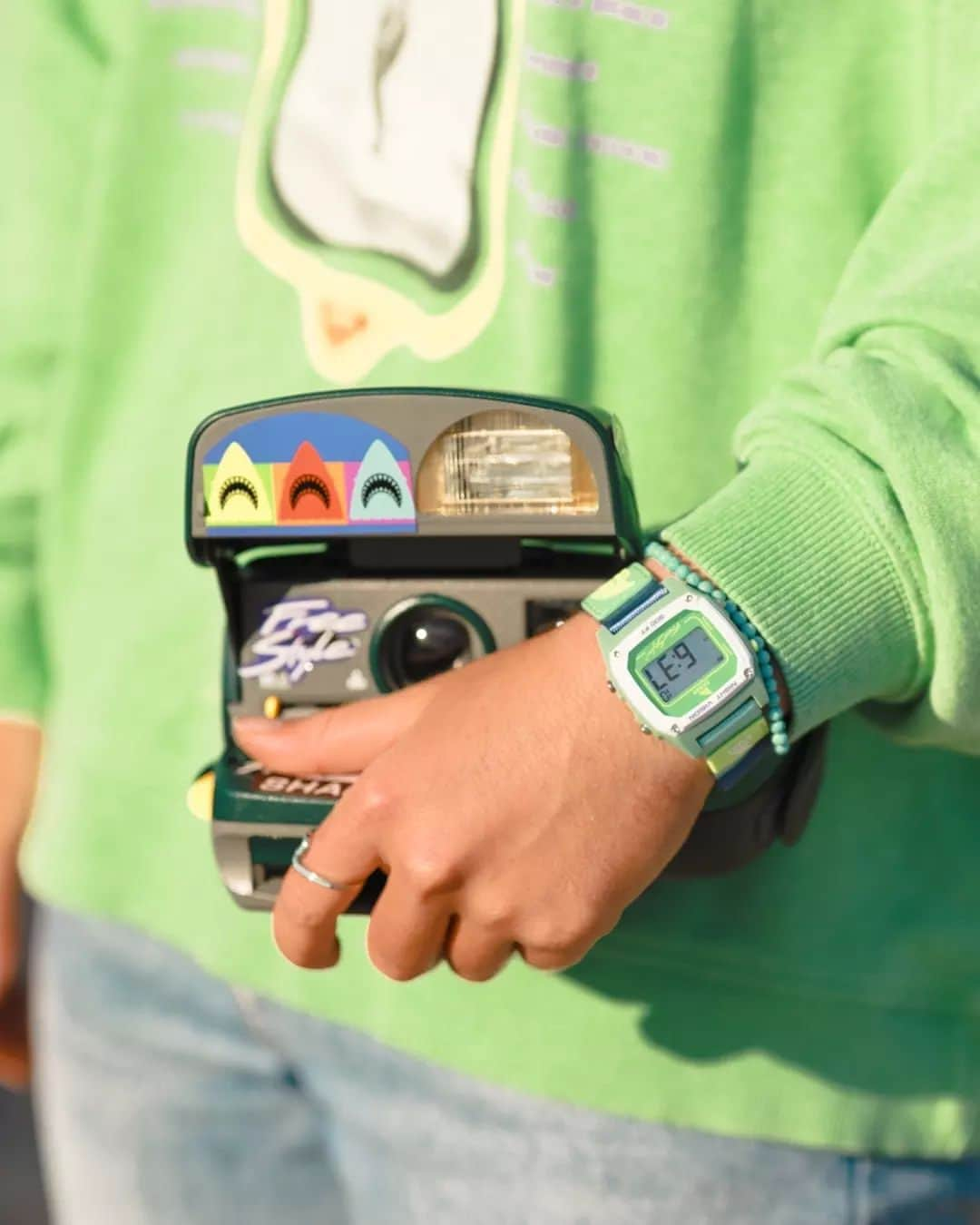 フリースタイルさんのインスタグラム写真 - (フリースタイルInstagram)「Shark Watch Melbourne from @freestylewatches effortlessly captures the look and feel of the surf 🌊  With its cool blue and green hues, it's reminiscent of the waves at Caroline Marks' local break in Melbourne Beach, Florida 🌴🐊 Slip on the Shark Watch Melbourne and enjoy the vibes of surf culture wherever you roam 🏄⌚🤙  🦈: #sharkwatch Melbourne  📷: @cienalennon x @caroline_markss _ #myfreestylewatch #surfvibes #surfwatch #surfingtime #surflifestyle #surftime #surfskate #surfin #surfingstyle #surfsup #retroaesthetic #polaroid #instax #retrostyle」10月17日 0時36分 - freestylewatches