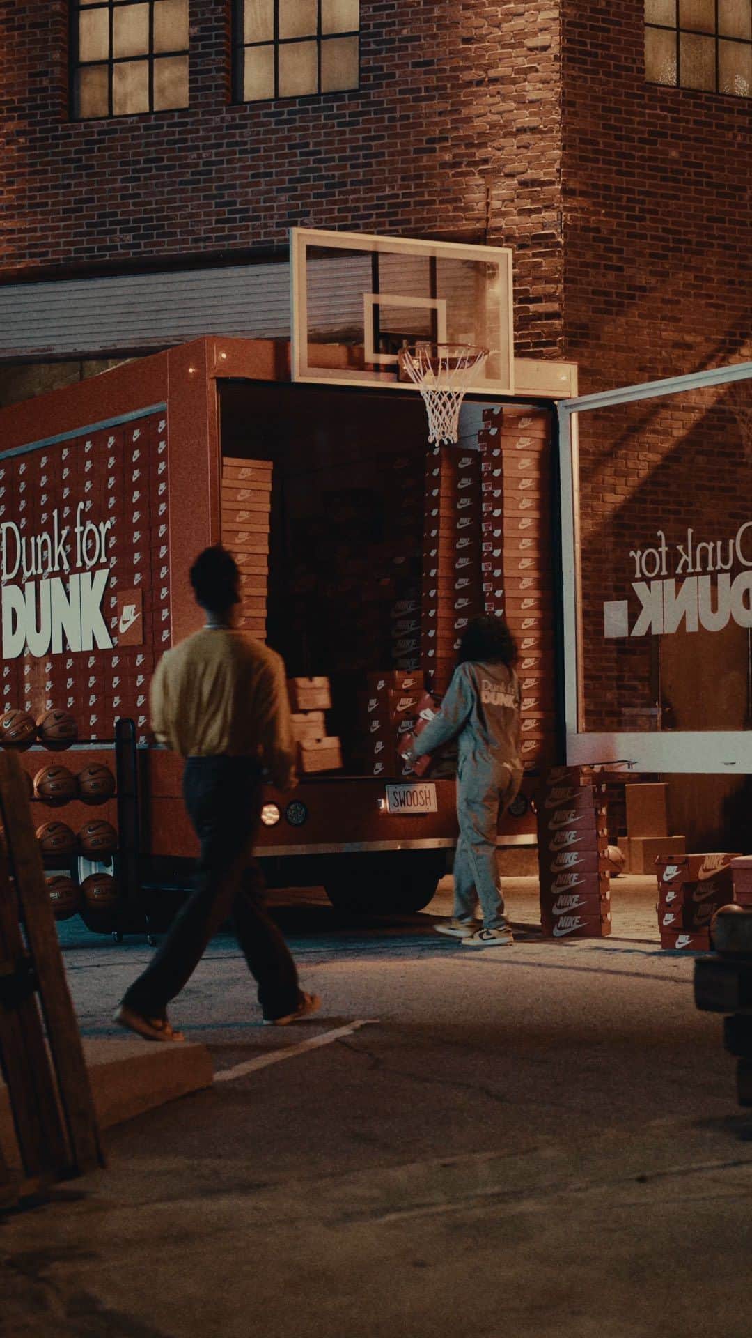 のインスタグラム：「DUNK MADNESS 🏀🚀  So you think you can dunk? Pull up on the Dunk For Dunk truck for a chance to earn Nike Dunks. All you have to do is dunk for a pair of Dunks and other prizes. Meet us outside before the Madness.   📍USC, Trojan HoopLA, McCarthy Quad 🗓️ 10.19 🕗11 am PDT  What dunk are you going to try? 👀  💫:  @aketra.sevillian @princesslang0  @tarrusjr @kennedyymartin @wonkthefunk」