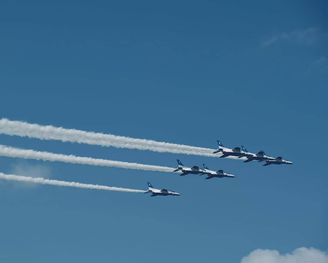 sunday_722のインスタグラム：「* * Ashiya Air Base air festival2023 芦屋基地航空祭2023 * 初めての芦屋基地航空祭 何もかもが初めてだから 着いた時には既に 始まってた * 初心者マークの 撮影だけど * 楽しくてたまらなかった * 一眼のズームでも ここまで何とか撮れました。 * ブルーインパルスを撮りに 小学校低学年と思う少年が 凄い望遠のハイクラスカメラで 撮影しておられました。 いいなぁ～ * 私も望遠が欲しくなった日 * ----------------------------------- camera: X-T3 lens: XF18-55mm -------------------------------------- #fujifilm_xseries #xt3 #今日もX日和 #芦屋基地航空祭 #BlueImpulse #芦屋基地 #航空自衛隊 #東京カメラ部 #fukuokapics #tokyocameraclub #航空ショー  #ブルーインパルス  #編隊飛行  #アクロバット飛行  #sky_captures  #world_bestangels  #青空 #skyshotarchive #total_sky  #indies_gram #igresjp #instagramjapan #ig_photooftheday #gominimalmag #tv_pointofview」