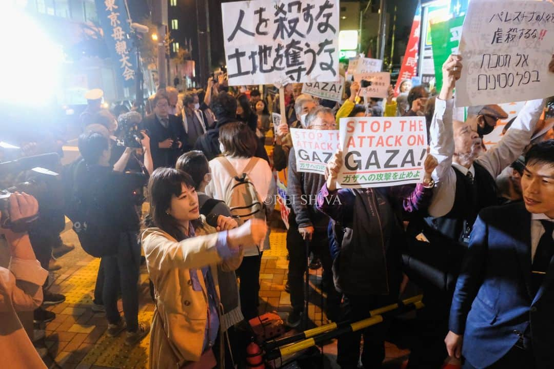 志葉玲のインスタグラム：「本日（16日）の #イスラエル 大使館前の抗議と申し入れ。約600人が参加。志葉もスピーチさせていただきました。ハマスの蛮行は許されないが、イスラエルが行っている #ガザ の民間人への無差別攻撃も、国際人道法違反。今すぐにやめるべきです。  「パレスチナに平和を！全ての人びとを殺すな！」10･16イスラエル大使館行動 http://sogakari.com/?p=6940  #NOWAR　#GAZA　#savegaza」