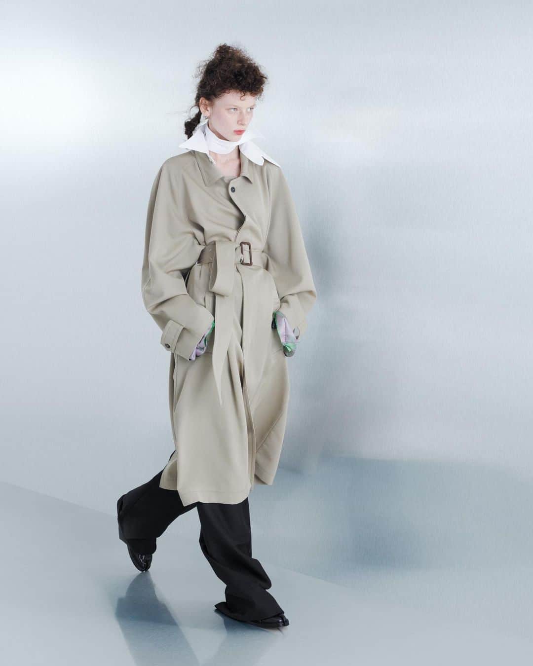 Maison Margielaさんのインスタグラム写真 - (Maison MargielaInstagram)「For the Spring-Summer 2024 Co-Ed Collection, Maison Margiela stages a search for individual truth reflected in the generational adaptation of an inherited wardrobe. Evoking the memory of one age through the radical eyes of the next, Creative Director John Galliano triggers a chemical reaction between eras and attitudes founded in a flashback narrative imagined within the Maison’s ongoing chronicle of the characters Count and Hen.  Look 8. Beige fluid gabardine anonymity of the lining gentleman’s trench coat worn over black cotton-moleskin matelot trousers. Two white detached poplin collars, black lambskin opera gloves, and black leather Tabi monster lace-ups. Model Sanija Dalecka  Look 9. Black fluid gabardine anonymity of the lining gentleman’s trench coat worn over a black cotton basque and black latex briefs. White detached poplin collar, a beige fluid gabardine belt, white lambskin gentleman’s gloves, white silk-cotton knee-high ribbon socks, and black leather Tabi monster lace-ups. Model @arthur_bvi   Look 10. Black cotton-wool gentleman’s crombie coat worn over a black cotton basque and black latex briefs. White detached poplin collar, a beige fluid gabardine belt, white lambskin gentleman’s gloves, white silk-cotton knee-high ribbon socks, and black leather Tabi monster lace-ups. Model @sssredoja」10月17日 0時49分 - maisonmargiela