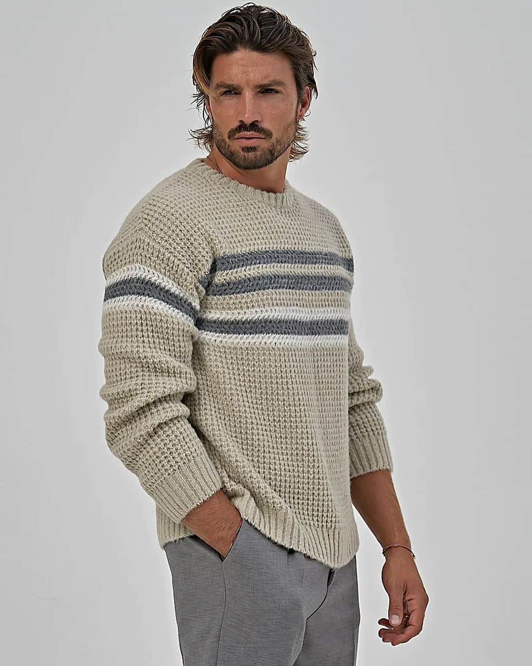 Mariano Di Vaioさんのインスタグラム写真 - (Mariano Di VaioInstagram)「Wrap yourself in cozy perfection with our latest sweater collection. From timeless classics to trendy must-haves, these sweaters are here to keep you stylish and warm. Which one will be your favorite? Swipe through and discover your new winter wardrobe. Don't miss out, shop now! ❄️🧥 #SweaterWeather #FashionFaves #nohowstyle」10月17日 0時42分 - marianodivaio