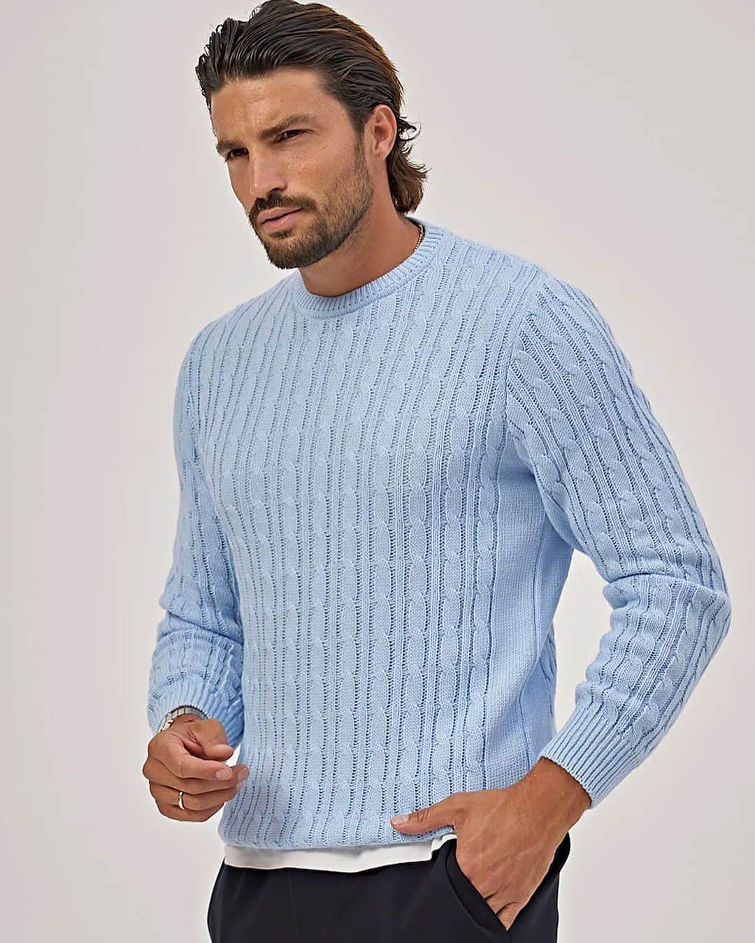 Mariano Di Vaioさんのインスタグラム写真 - (Mariano Di VaioInstagram)「Wrap yourself in cozy perfection with our latest sweater collection. From timeless classics to trendy must-haves, these sweaters are here to keep you stylish and warm. Which one will be your favorite? Swipe through and discover your new winter wardrobe. Don't miss out, shop now! ❄️🧥 #SweaterWeather #FashionFaves #nohowstyle」10月17日 0時42分 - marianodivaio