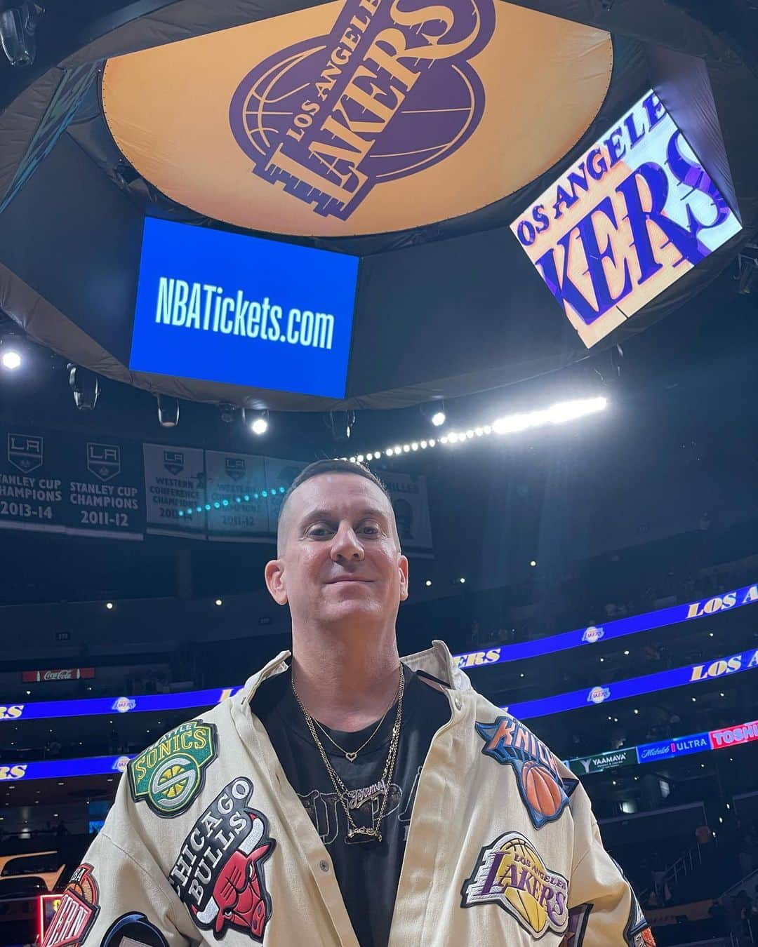 ジェレミー・スコットさんのインスタグラム写真 - (ジェレミー・スコットInstagram)「BABY’S FIRST @lakers GAME 👼🏼🏀 WEARING MY OG @jeffhamilton NBA JACKET FOR THE OCCASION」10月17日 0時50分 - jeremyscott