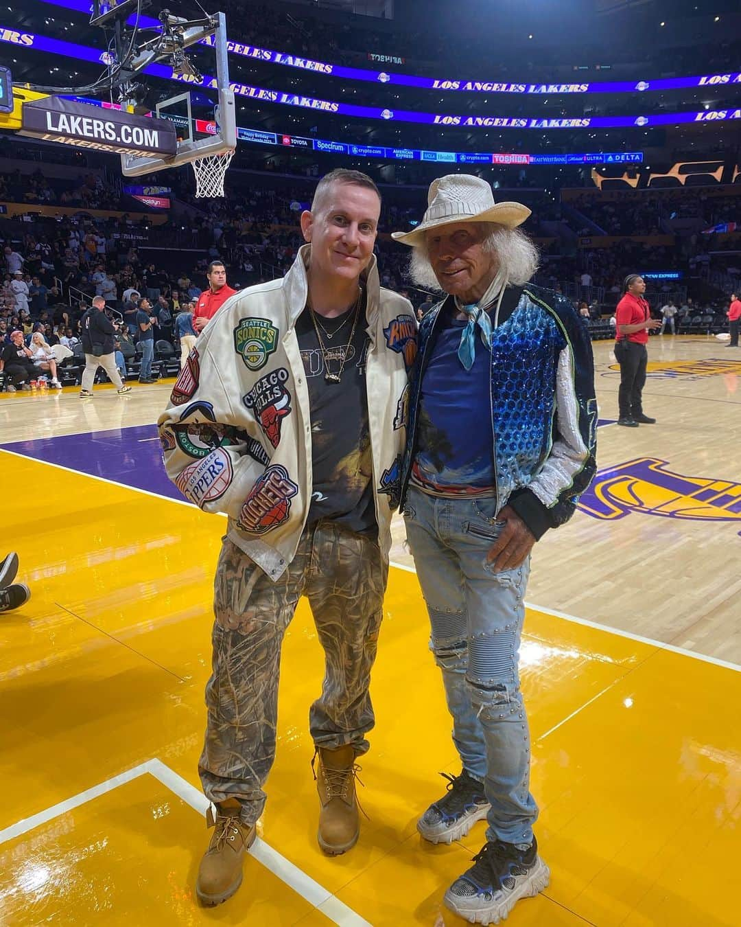 ジェレミー・スコットさんのインスタグラム写真 - (ジェレミー・スコットInstagram)「BABY’S FIRST @lakers GAME 👼🏼🏀 WEARING MY OG @jeffhamilton NBA JACKET FOR THE OCCASION」10月17日 0時50分 - jeremyscott