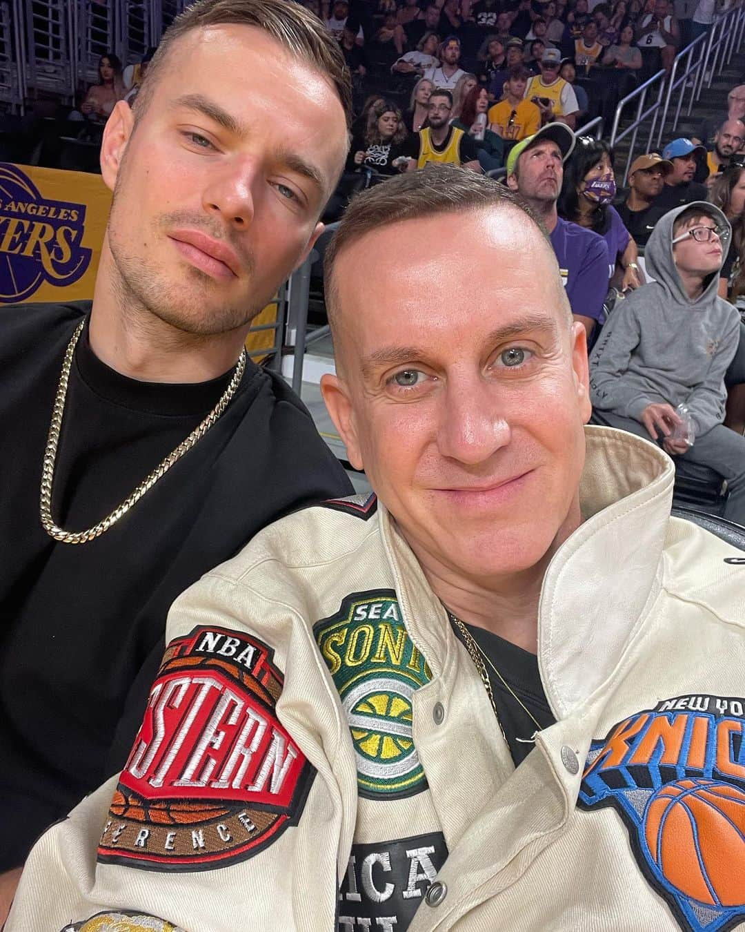 ジェレミー・スコットさんのインスタグラム写真 - (ジェレミー・スコットInstagram)「BABY’S FIRST @lakers GAME 👼🏼🏀 WEARING MY OG @jeffhamilton NBA JACKET FOR THE OCCASION」10月17日 0時50分 - jeremyscott