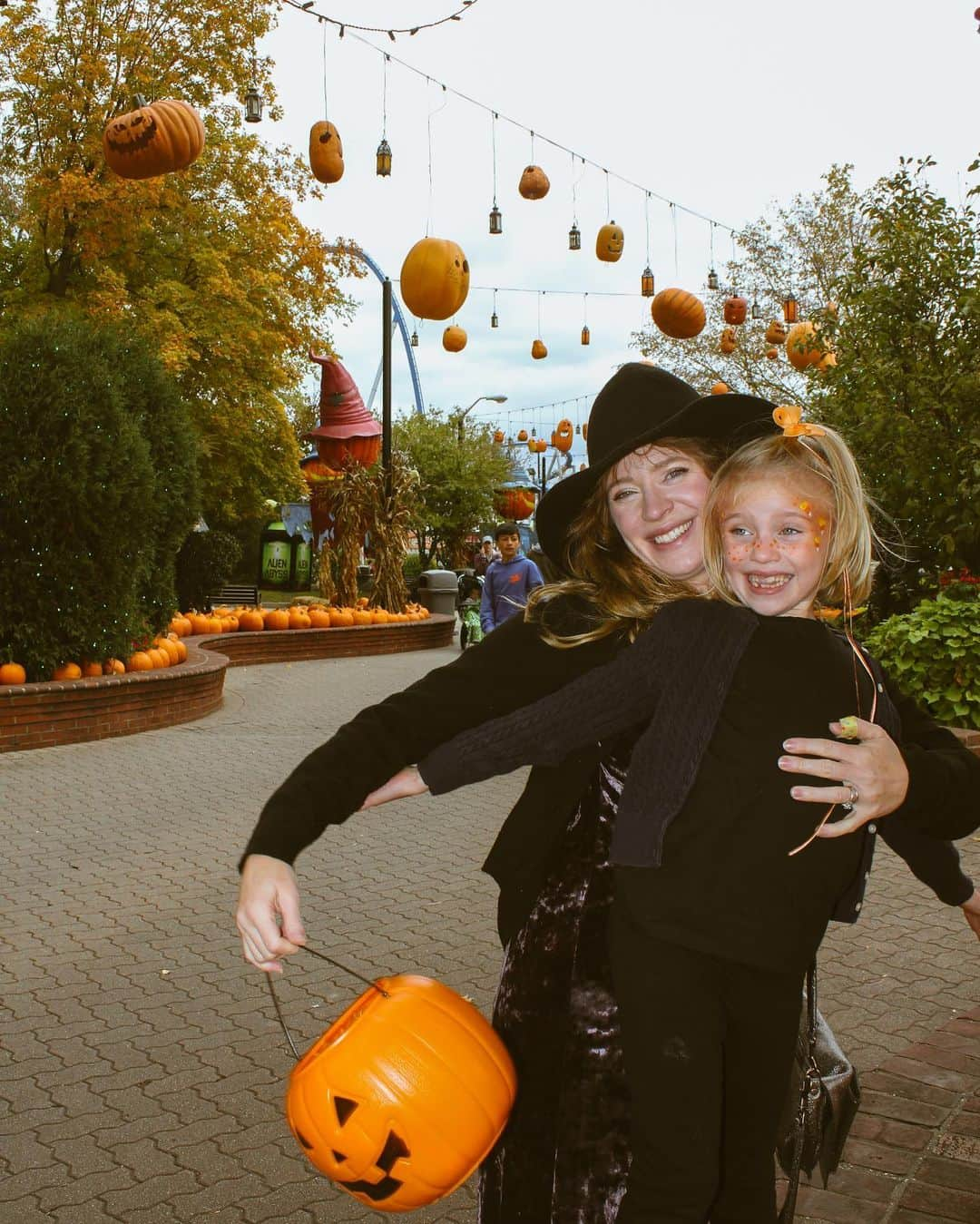 ローラ・カークパトリックさんのインスタグラム写真 - (ローラ・カークパトリックInstagram)「Boo from @kingsislandpr trick or treating event!   My Dress  is @bl_nk_london get 10% code LAURA10」10月17日 0時49分 - laura_allstar