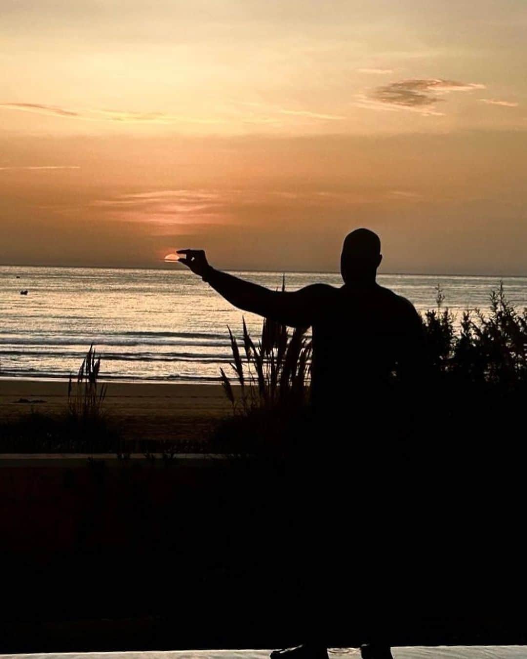 テディ・リネールのインスタグラム：「Catching the sunset ☀️🤏🏾」
