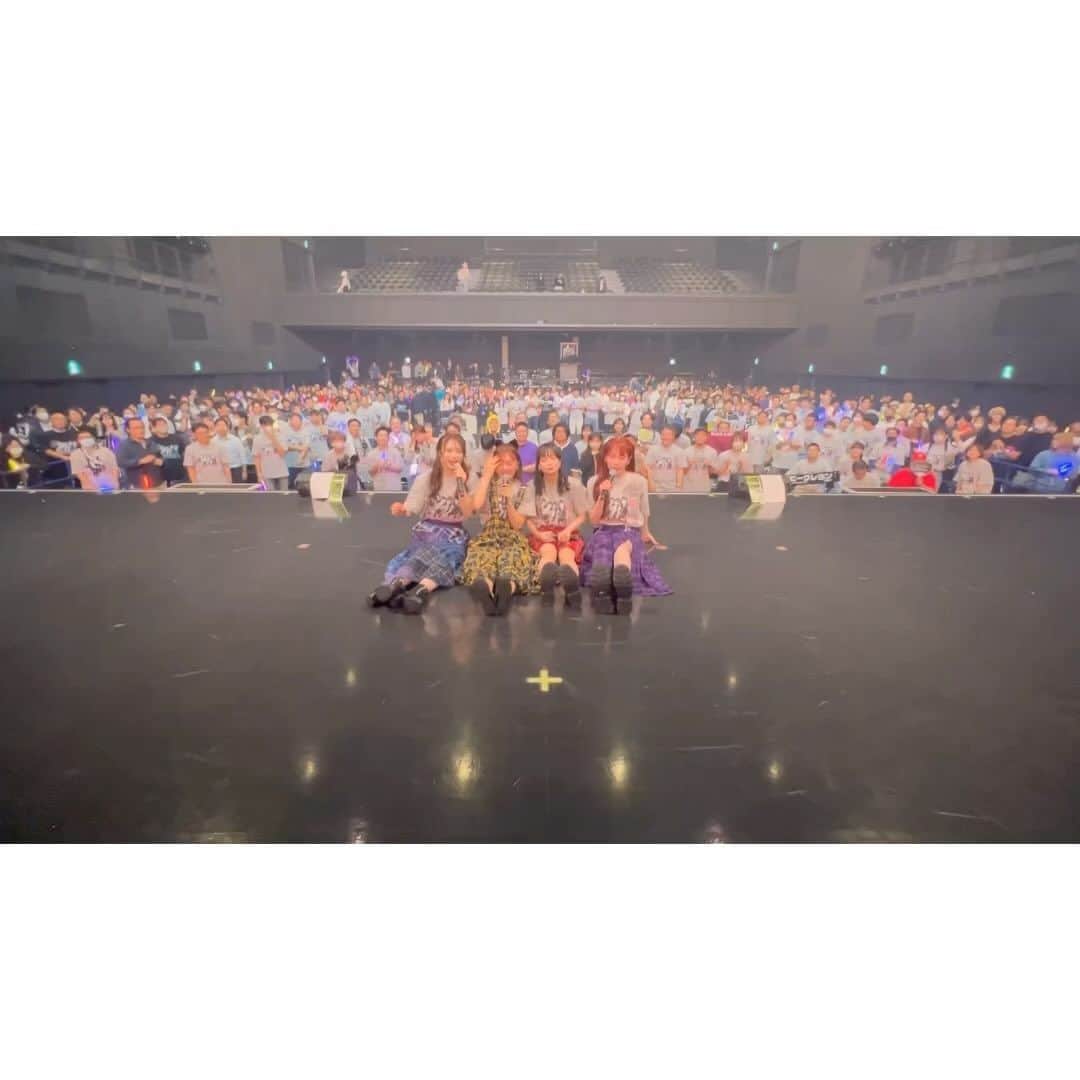 石綿日向子のインスタグラム：「✈️ ベビクレ全国ツアーファイナル 2周年ワンマンライブ 『Clap ただ前へ』 ZeppHaneda公演👶🏻🎤  ありがとうございました！  見せたいものはまだまだあるけど とりあえず、出し切った。🥹  もう文章が思いつかない！  けど、とりあえぶ 私が「諦めないことと」と 「必ず叶うこと」を証明しゅるねん  ははー痺れたー  手売り800枚だよ まじで限界なんてないし 何でもできる！ベビクレ最高！  これからも宜しくね  大好きだよ  #ベビクレ #ベイビークレヨン #ベビクレ全国ツアー2023 #ZeppHaneda #Clapただ前へ」