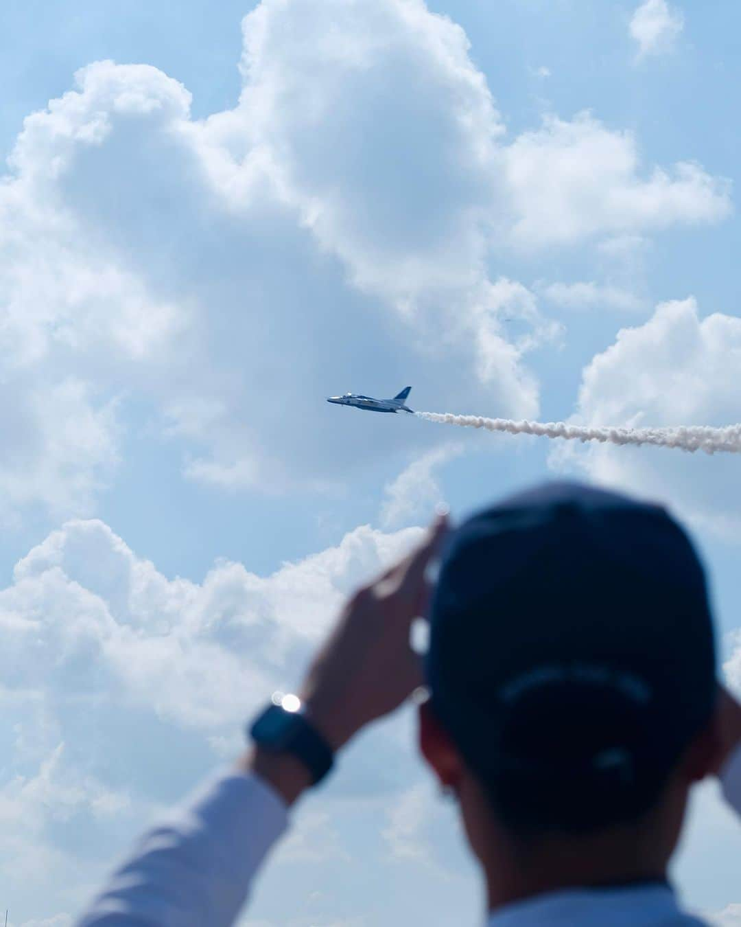 sunday_722のインスタグラム：「* * Ashiya Air Base air festival2023 芦屋基地航空祭2023 * アナウンスが流れ 右、左と大空を 駆け回るブルーインパルス * 皆大空を見上げた日 楽しかったな * ----------------------------------- camera: X-T3 lens: XF18-55mm -------------------------------------- #fujifilm_xseries #xt3 #今日もX日和 #芦屋基地航空祭 #BlueImpulse #芦屋基地 #航空自衛隊 #東京カメラ部 #fukuokapics #tokyocameraclub #航空ショー  #ブルーインパルス  #編隊飛行  #アクロバット飛行  #sky_captures  #world_bestangels  #青空 #skyshotarchive #total_sky  #indies_gram #igresjp #instagramjapan #ig_photooftheday #gominimalmag #tv_pointofview」