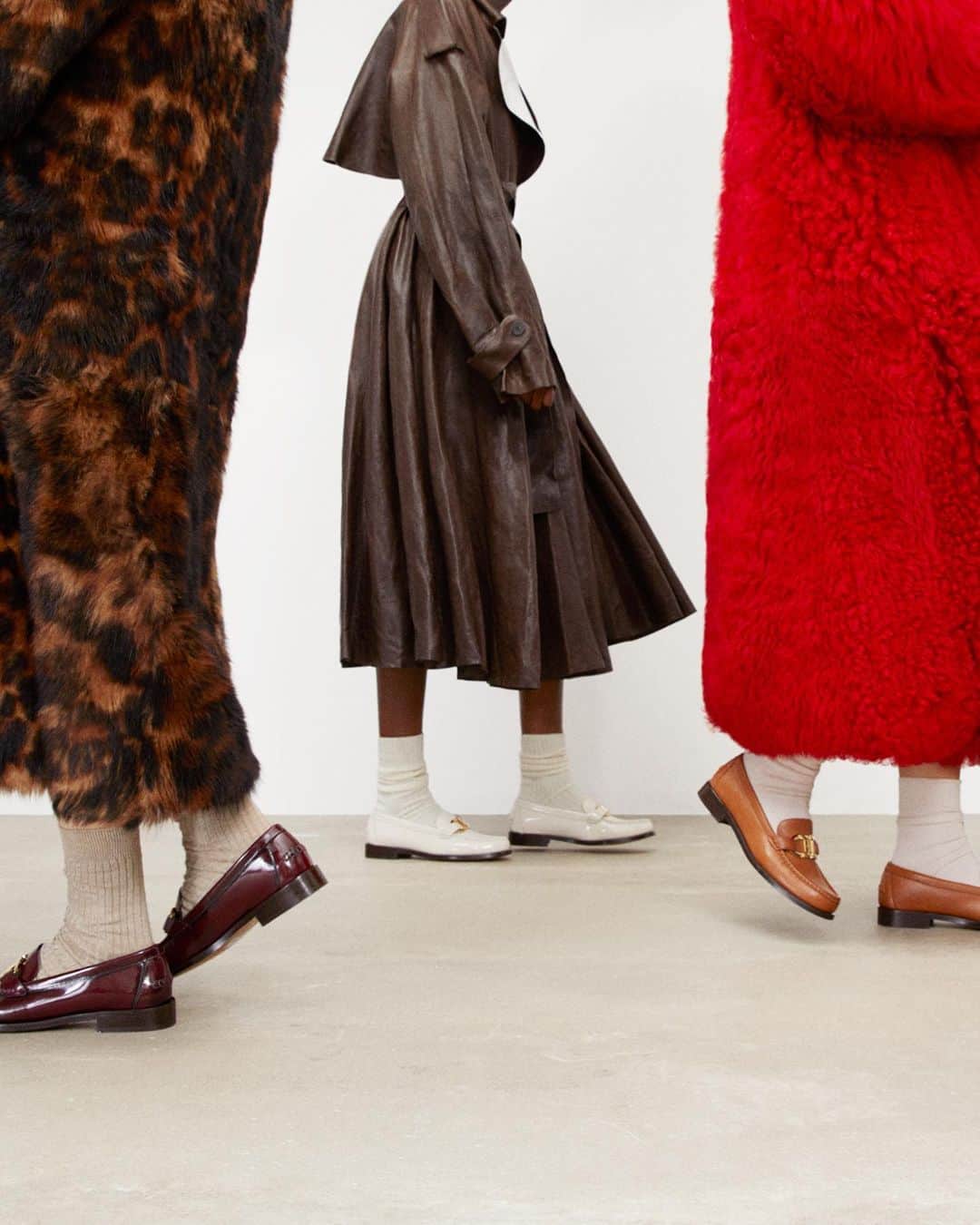 サルヴァトーレ・フェラガモのインスタグラム：「Everyday staples feature the new Gancini motif inspired by a ‘90s archival design. The signature detail is reenergized with amplified  contours that symbolise the extended connection between the past and present. #Ferragamo #FerragamoLoafers」