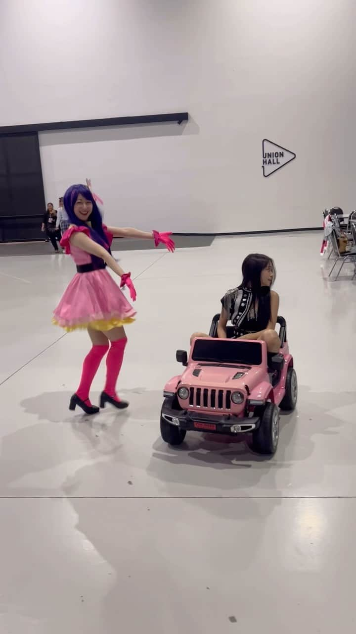 伊豆田莉奈のインスタグラム：「Aichan กับขับรถ ep.2 🚗³₃ สุดท้ายขับรถกลับไปที่เดิมไม่ได้ เจ้าของรถขับรถให้ค่ะ😂😂😂 Arigato~~~😂🫶🫶5555」