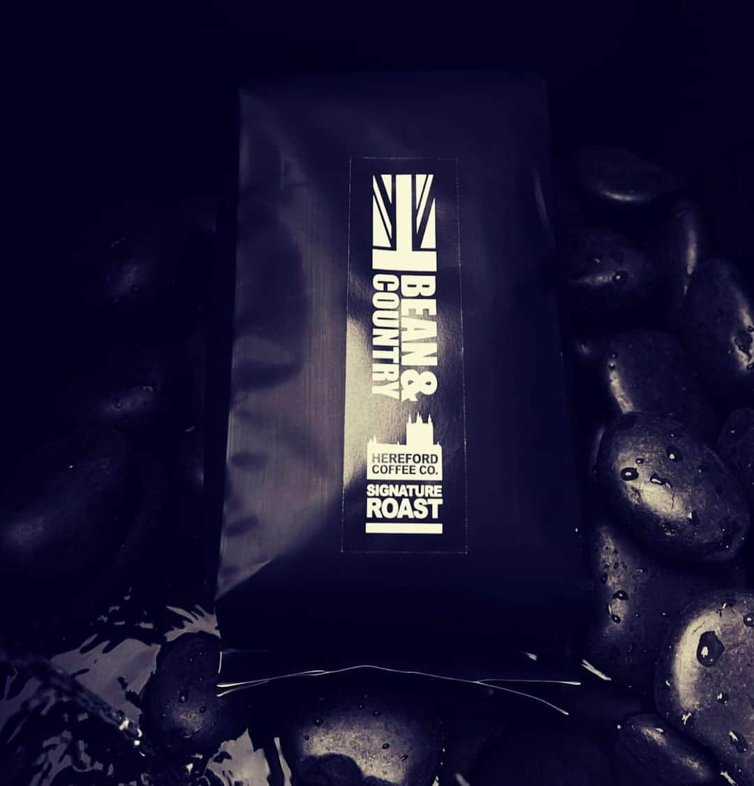 トム・ハーディさんのインスタグラム写真 - (トム・ハーディInstagram)「Coffee head? @beanandcountrycoffee  honest opinion - literally the ONLY bean worth taking note of - 💯 until my lovely beans hit grind」10月17日 0時56分 - tomhardy