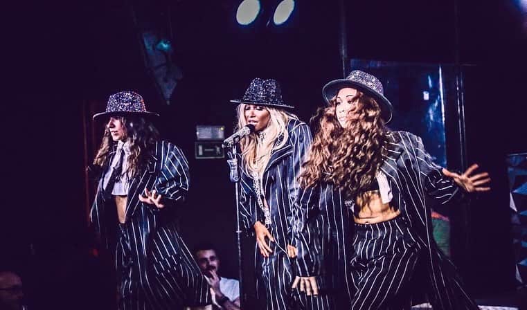 カテリーナ・グレアムのインスタグラム：「Thank you to everyone who came out and sold out our first show this weekend in Italy!!! 🇮🇹   Grazie mille @paolaiezzireal for joining me on stage! So epic. So grateful.  This marks the official launch of The TIME Tour. See you In Liverpool for another sold out weekend!!  @ale_ssiofilippelli  @marissaneola  @federica_di_meo  @bkjones20  @mariotyler  @elisarampi  @matteogiorgiinred @sweeneynaty」