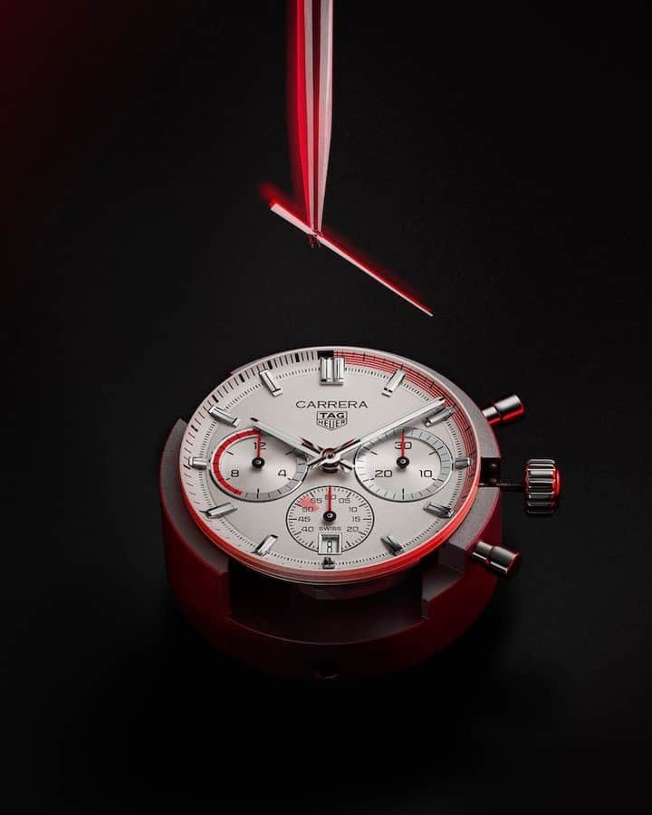 タグ・ホイヤーのインスタグラム：「Sleek, Speed, and Legacy: Where Carrera meets @Porsche's acceleration legacy⁣ ⁣ Crafted for sleekness and speed, the TAG Heuer Carrera Chronosprint pays homage to the legendary early @Porsche 911 acceleration. Its dial features dynamic red lines representing 0-100 km/h in 9.1 seconds, while subtle red accents pay homage to 1970s Porsche dashboards. Experience automotive excellence and unique horological expertise⁣ ⁣ #TAGHeuer #TAGHeuerCarrera⁣」