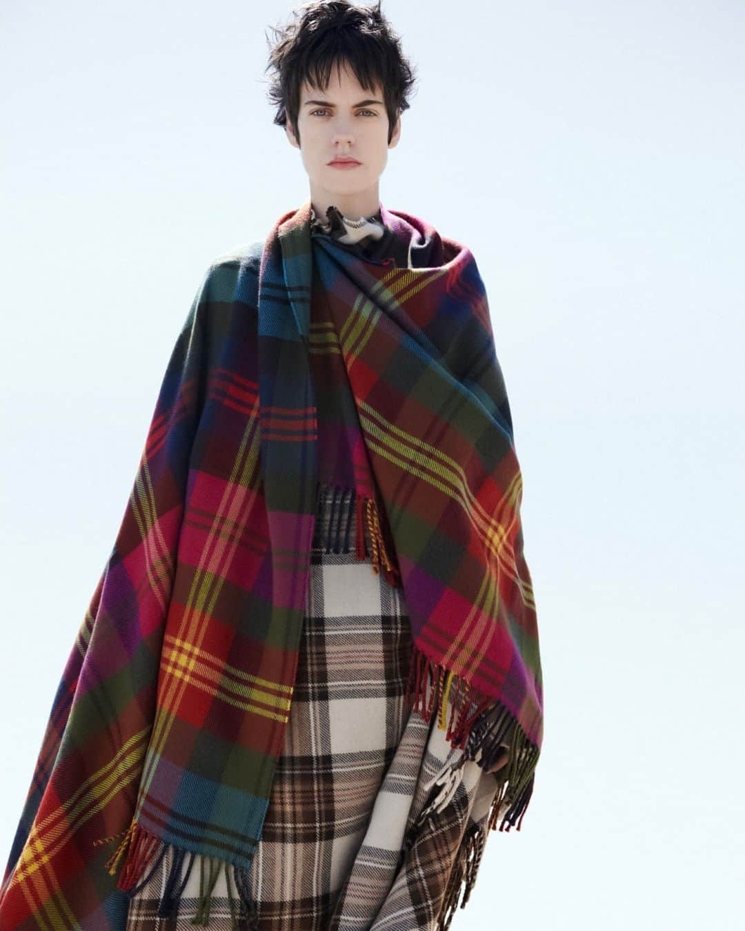 エトロのインスタグラム：「It's a matter of tartan. Etro Fall Winter 2023 on September's @harpersbazaarus.  Photo: Bibi Cornejo Borthwick Style: @katieshillingford  Hair: @soichiinagaki for @oribe  MUA: @niamhquin for @111skin  Model: @miriamsanchezzzz   #Etro #EtroEditorials」