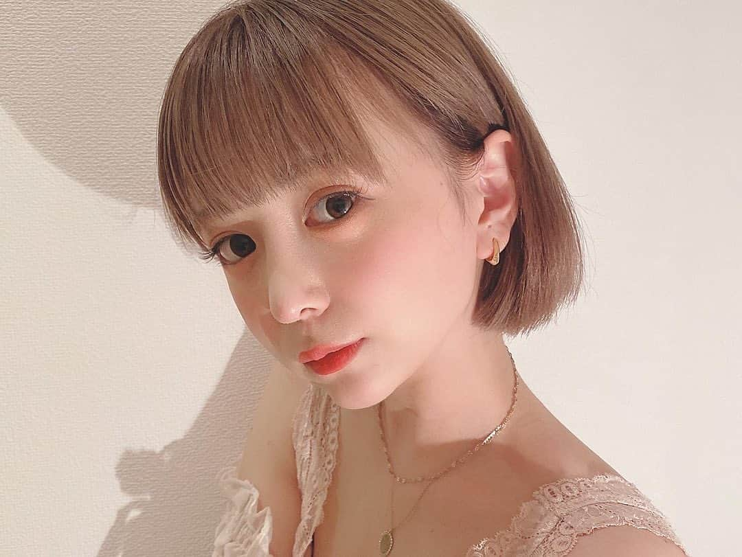 平松可奈子さんのインスタグラム写真 - (平松可奈子Instagram)「やっと目標のロングに 到達しそうなのに 急にショートボブにしたくなるし 暗髪で落ち着いてきたのに ブリーチしてハイトーンにしたくなるし 女の子って大変👧  暗髪かハイトーンか ロングかショートか姫カットセミロングか。  平松可奈子に1番ハマってるのってなんなの〜🪿🪿🪿」10月17日 1時03分 - 11kanaco14