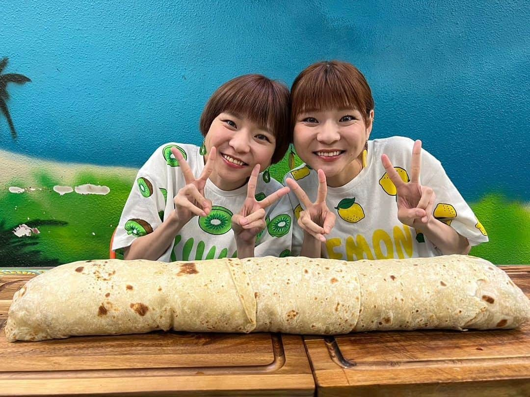 あこさんのインスタグラム写真 - (あこInstagram)「巨大ブリトー🌯 2人で10kg完食！からのさらに追加で巨大ブリトー(6kgくらい…？)完食🌯✨ お肉が粗めに刻まれて食べ応えがすごくて中にフライドポテトが入っとるのがこれまた美味しかった😳✨じゃがいもの感じとお肉がよく合う！お店の新記録も樹立できてめちゃくちゃ嬉しかった😆💓 ラスベガスでブリトー食べてからブリトーの美味しさに気が付いてブリトーのお店あったらメニューとか見るようになった👀笑 ドッキリかけるのも緊張したけど、フリークさんとアントニオさんとっても気さくで楽しく撮影できた☺️✨でもやっぱり海外の方は食べるのがすごい早い！短時間でたくさん食べられるのも本当にすごい！私たちは食べるの遅いから憧れる🥲笑 #せかくら #世界くらべてみたら #ブリトー #デカ盛り #大食い #双子 #はらぺこツインズ #大食い女子 #먹방 #대식가 #먹팔  #먹스타그램 #大胃王 #モッパン #ความตะกละ #Ham ăn #Gula」10月17日 11時54分 - harapeko__ako