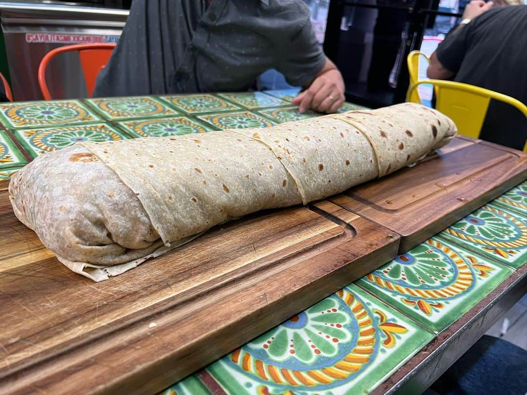 あこさんのインスタグラム写真 - (あこInstagram)「巨大ブリトー🌯 2人で10kg完食！からのさらに追加で巨大ブリトー(6kgくらい…？)完食🌯✨ お肉が粗めに刻まれて食べ応えがすごくて中にフライドポテトが入っとるのがこれまた美味しかった😳✨じゃがいもの感じとお肉がよく合う！お店の新記録も樹立できてめちゃくちゃ嬉しかった😆💓 ラスベガスでブリトー食べてからブリトーの美味しさに気が付いてブリトーのお店あったらメニューとか見るようになった👀笑 ドッキリかけるのも緊張したけど、フリークさんとアントニオさんとっても気さくで楽しく撮影できた☺️✨でもやっぱり海外の方は食べるのがすごい早い！短時間でたくさん食べられるのも本当にすごい！私たちは食べるの遅いから憧れる🥲笑 #せかくら #世界くらべてみたら #ブリトー #デカ盛り #大食い #双子 #はらぺこツインズ #大食い女子 #먹방 #대식가 #먹팔  #먹스타그램 #大胃王 #モッパン #ความตะกละ #Ham ăn #Gula」10月17日 11時54分 - harapeko__ako