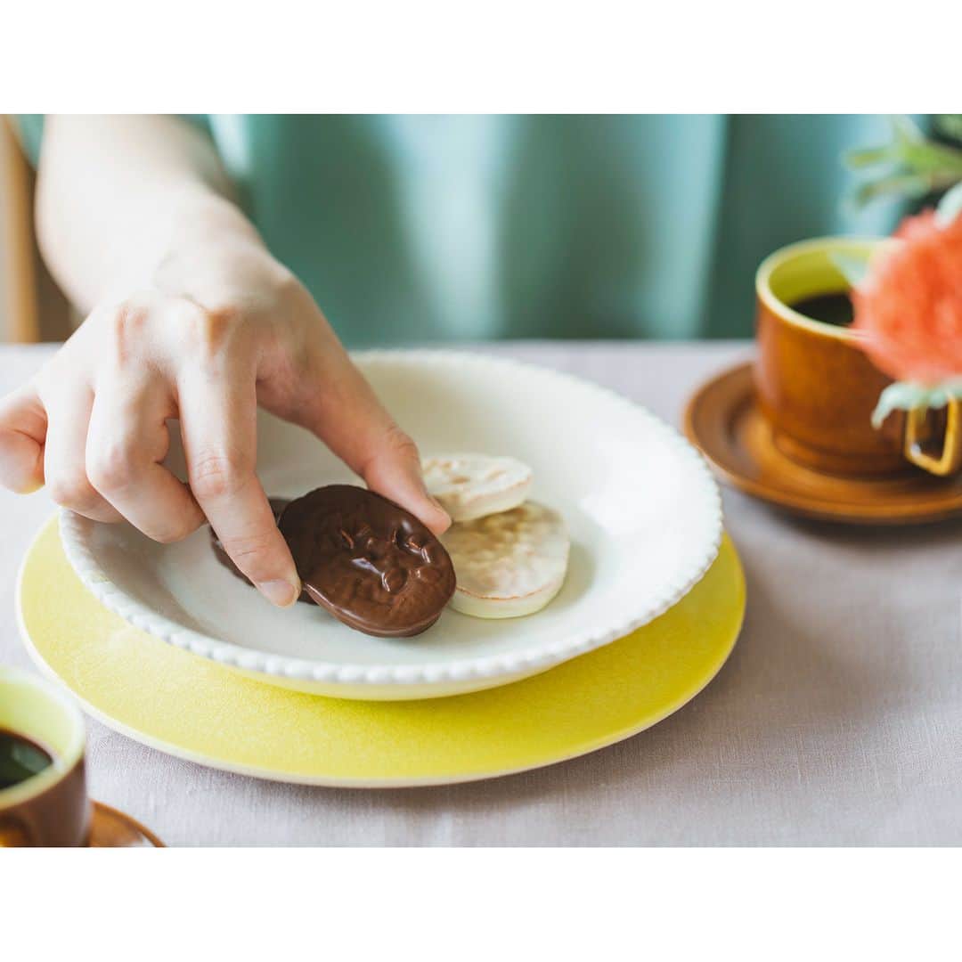 ユーハイム公式さんのインスタグラム写真 - (ユーハイム公式Instagram)「くちどけなめらかな"チョコレート"と、カリッと香ばしい"ナッツ"と、しっかりとしたバターの味わいの"サブレ"。  こだわりの3味が、お菓子で一体になったからこその美味しさです。  #ユーハイム #juchheim #アーモンドアンドマカダミアショコラサブレ #almond #macadamia #chocolatsablé」10月17日 12時00分 - juchheim1909