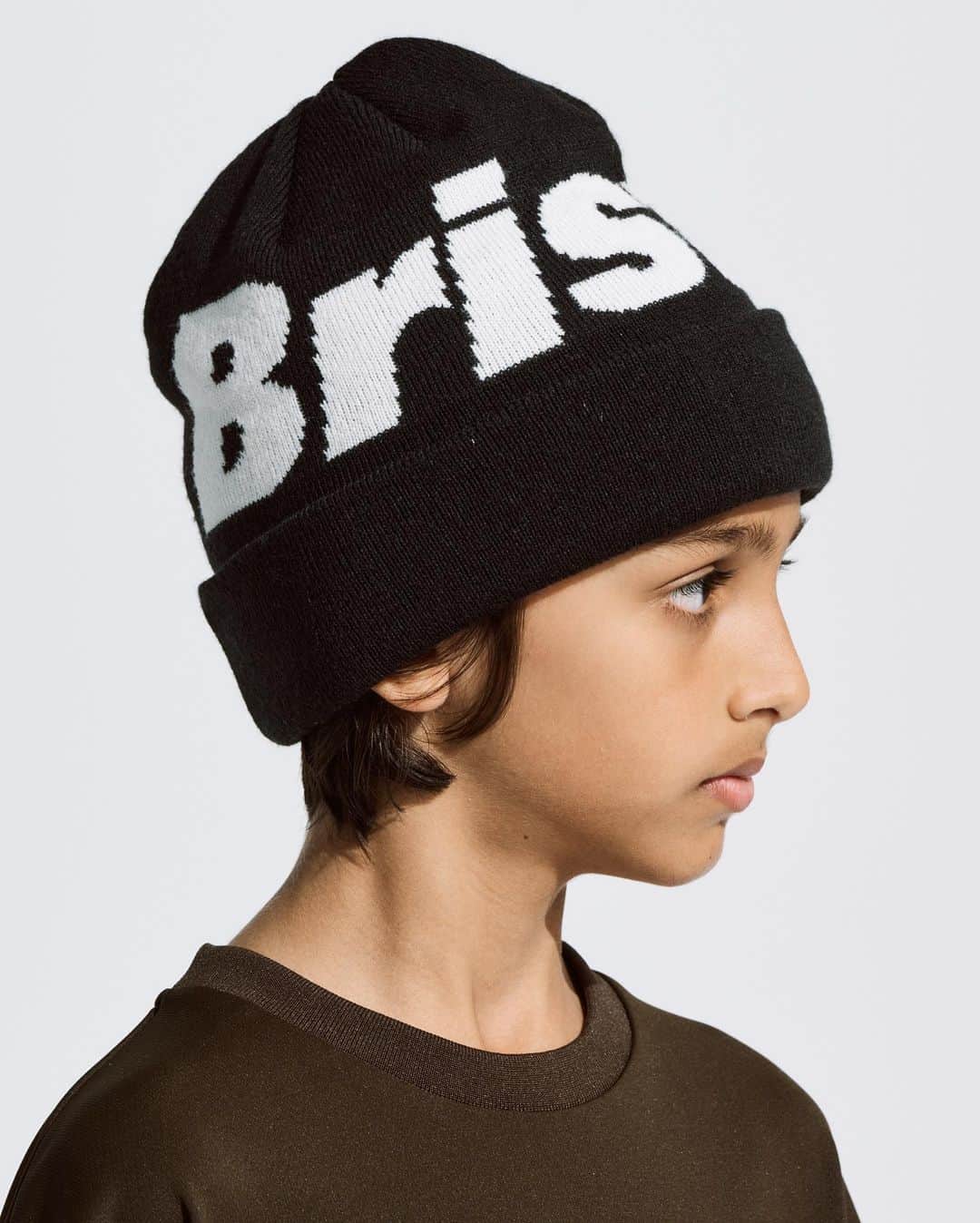 ソフさんのインスタグラム写真 - (ソフInstagram)「NEW RELEASE on OCTOBER 20 (FRI) ⠀ F.C.Real Bristol for Kids ・INSULATION PADDED HOODED JACKET : ￥27,500 (TAX INC) ・BIG LOGO KNIT CAP: ￥6,600 (TAX INC) ⠀ ・中綿にプリマロフトを封入したフーデッドジャケット ⠀ 10/20(金)より、SOPH.shop、SOPH.dealerにて、同日正午よりSOPH. ONLINE STOREにて発売。 ⠀ *入荷状況、販売方法は店舗によって異なりますので、詳細は各店舗までお問い合わせください。 *SOPH.shopでの通販につきましては、10/21(土)からとなります。 ⠀ ・Hooded jacket with PrimaLoft encapsulated inside ⠀ Available at SOPH.shops, SOPH.dealers from 10/20(Fri), and SOPH. ONLINE STORE from 12:00pm(JST) on the same day. ⠀ *Please contact each store for details as the availability and sales method differ depending on the store. *As for the mail order at SOPH.shops, it starts from 10/21(Sat). ⠀ www.soph.net . #FCRB  #FCREALBRISTOL  #FCRBKids」10月17日 12時00分 - soph_co_ltd