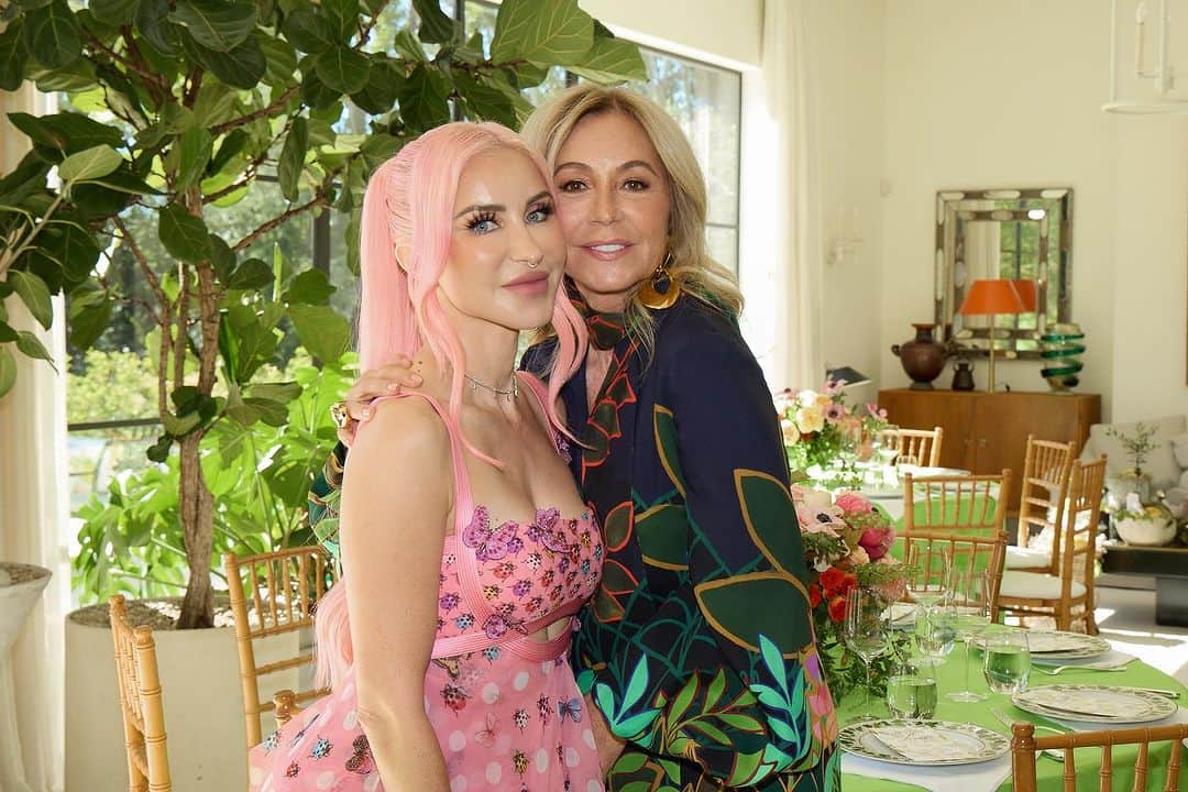 Anastasia Beverly Hillsのインスタグラム：「When women support other women, we are unstoppable! What a wonderful afternoon of wellness with incredible founders and friends. It’s our mission to connect the dots in beauty and beyond, shining a light on their entrepreneurial spirit. We are stronger together. #AnastasiaBeverlyHills  @anastasiabeverlyhills @toty @rhode @republicaskin @honest @roseinc @thefootcloud @parishiltonfragrances @goop @nezcare @skkn @drinkag1 @meaningfulbeauty @dianamadisonbeauty @saintsupplyco @dundasworld @thetappingsolution」
