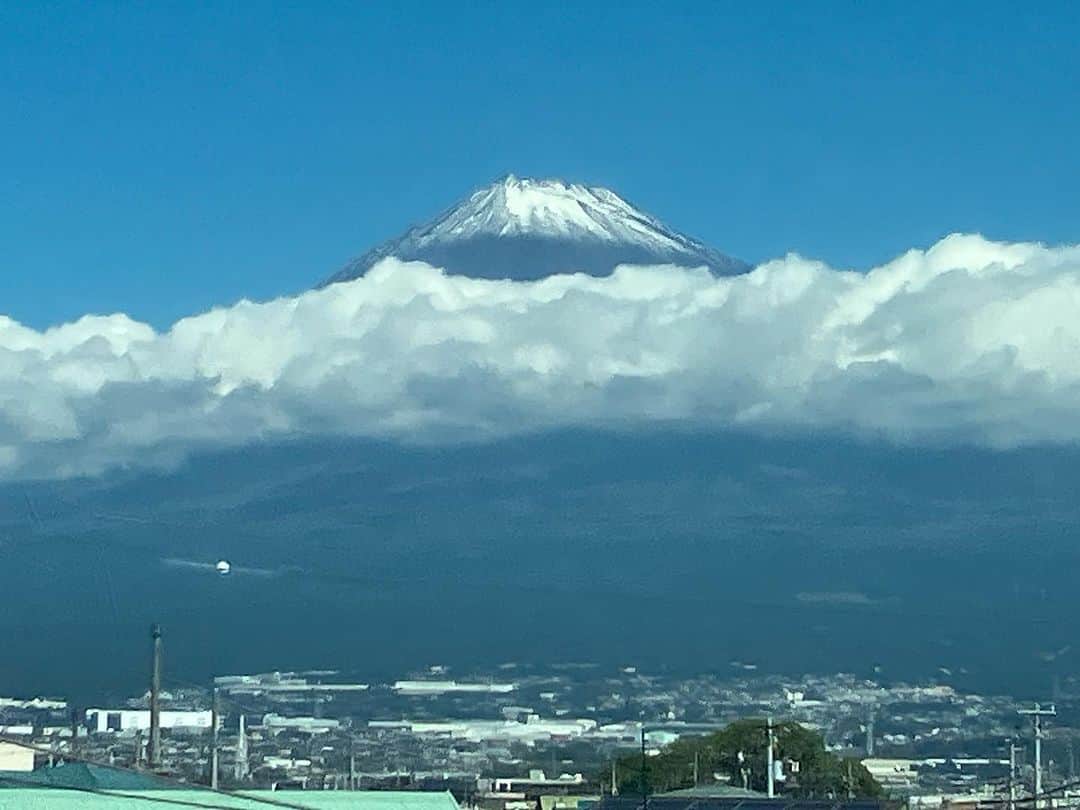 ほんこんのインスタグラム：「#富士山 #綺麗 #mtfuji  #ほんこん #車窓」