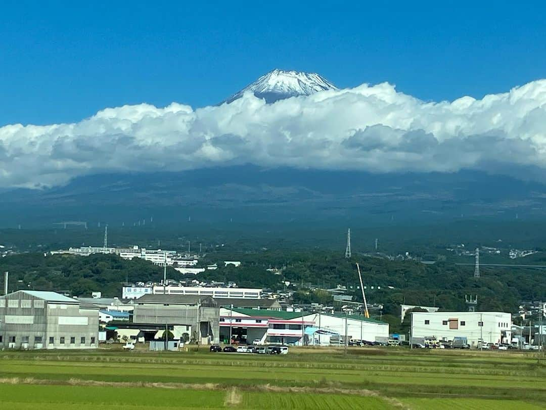 ほんこんさんのインスタグラム写真 - (ほんこんInstagram)「#富士山 #綺麗 #mtfuji  #ほんこん #車窓」10月17日 10時32分 - hongkong2015_4_9