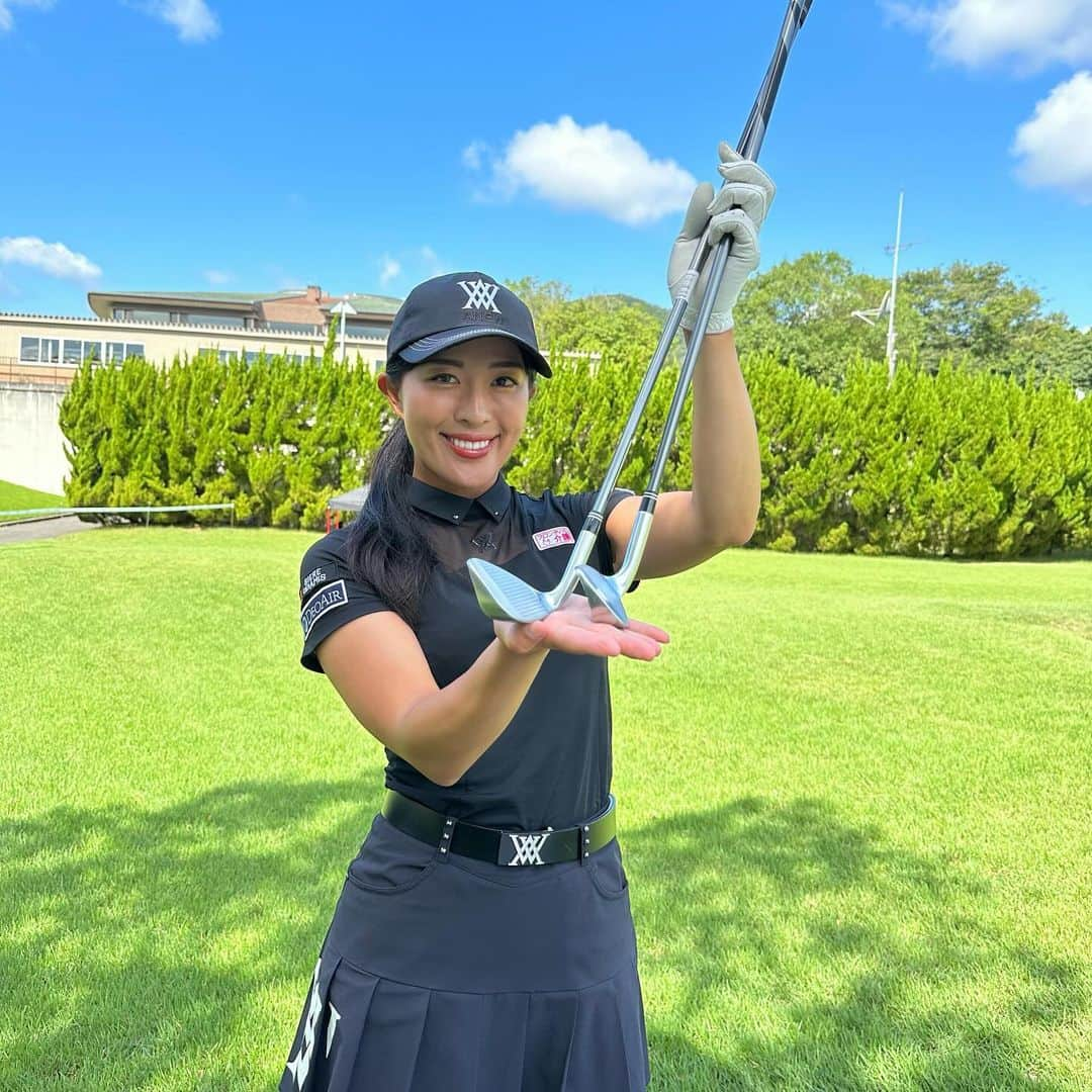 小澤美奈瀬さんのインスタグラム写真 - (小澤美奈瀬Instagram)「@lynxgolf.jp から発売のMASTER MODEL KK、MASTER MIDEL QQです🥰⛳️ 「ウェッジといえばマスターモデル」と言われるほど時代の名プレイヤーが使用されていたウェッジを完璧に再現されたリンクスのマスターモデルの復刻版です☺️💕 ソールがフラットなのでバンカーでも砂を厚く取ったり薄く取ったりと自由自在なのです🥺🍀ウェイトもトウとヒールに配分して慣性モーメントが大きくなるので打点のズレも寛容で安定したショットが打てます🥰またグースネックなのも重心が深くなるためボールの捕まりが良くて上がりやすいのです😊🌸ヘッドは軟鉄でとっても柔らかい打感が得られるのもアプローチのイメージがよりしやすくなりますよね🥰💕 KKはキング、QQはクイーンから来ています👑✨ラグジュアリーな見た目も美しくて素晴らしいウェッジをぜひ試してみてくださいね🥰💖  #リンクスゴルフ #マスターモデル #ウェッジ #ラグジュアリー」10月17日 10時33分 - i_am_minase