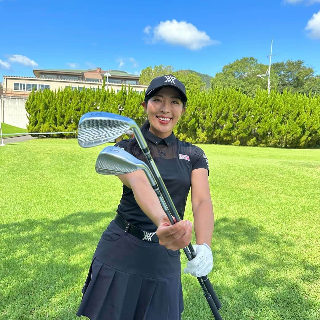 小澤美奈瀬のインスタグラム：「@lynxgolf.jp から発売のMASTER MODEL KK、MASTER MIDEL QQです🥰⛳️ 「ウェッジといえばマスターモデル」と言われるほど時代の名プレイヤーが使用されていたウェッジを完璧に再現されたリンクスのマスターモデルの復刻版です☺️💕 ソールがフラットなのでバンカーでも砂を厚く取ったり薄く取ったりと自由自在なのです🥺🍀ウェイトもトウとヒールに配分して慣性モーメントが大きくなるので打点のズレも寛容で安定したショットが打てます🥰またグースネックなのも重心が深くなるためボールの捕まりが良くて上がりやすいのです😊🌸ヘッドは軟鉄でとっても柔らかい打感が得られるのもアプローチのイメージがよりしやすくなりますよね🥰💕 KKはキング、QQはクイーンから来ています👑✨ラグジュアリーな見た目も美しくて素晴らしいウェッジをぜひ試してみてくださいね🥰💖  #リンクスゴルフ #マスターモデル #ウェッジ #ラグジュアリー」