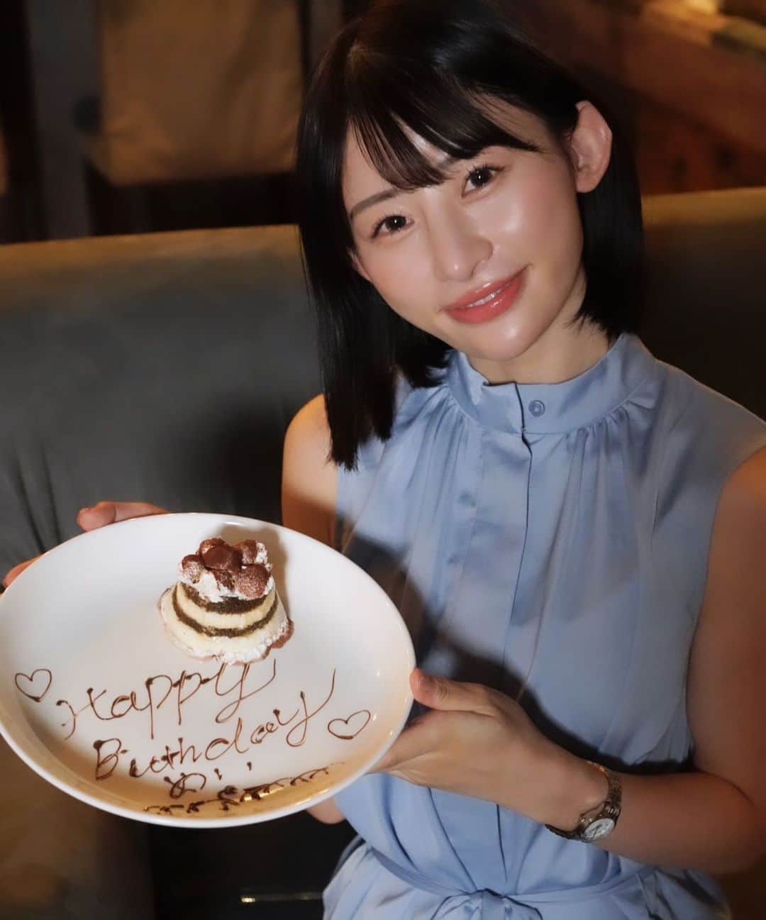 宮島めいのインスタグラム：「誕生日をむかえました🎂✨  これは現場でお祝いしてもらった時の🥰  ファンのみんなにSODLANDやTwitterのリプでお祝いしてもらえて嬉しい🥹✨プレゼントイベントの時や事務所に送れるのでお待ちしてます😚🎁  お菓子はあまり食べないので、コスメとかスタバカードだと大変喜びます🥳🥳」