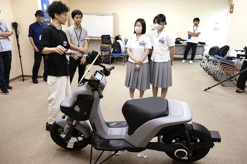 ヤマハ バイクさんのインスタグラム写真 - (ヤマハ バイクInstagram)「#ジャパンモビリティショー 〜出展物情報③〜 《 ELOVE（イーラブ） 》 ※参考出展車  ヒト型自律ライディングロボット「MOTOBOT」（2015年発表）や「MOTOROiD」の研究で獲得した技術を基盤に開発した二輪車安定化支援システム「AMSAS」は、特に歩行速度のような極低速運転における転倒不安や疲労からライダーを解放し、安心・快適に二輪車を楽しむための技術です。 ELOVEは、"Game changing !"をコンセプトに、電動スクーターに「AMSAS」を搭載したモデル。スタンダードなモデル（写真）と、原付スクーターで通学する離島の高校生や、プロ車いすプレーヤーとの共創活動で生まれた車両の2台を展示します。  #JapanMobilityShow #JMS2023 #ワールドプレミア #生きるを感じる #Yamaha #RevsyourHeart #YAMAHAが美しい #ELOVE」10月17日 10時40分 - yamaha_bike