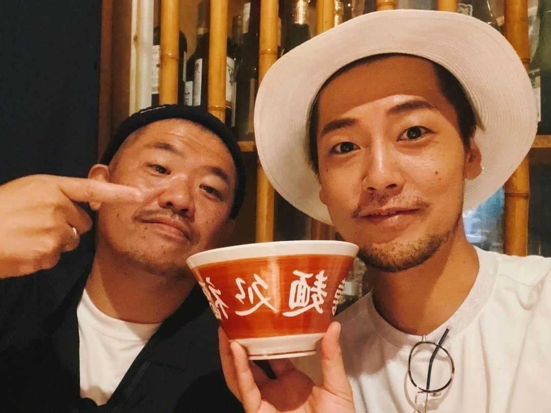 福士誠治さんのインスタグラム写真 - (福士誠治Instagram)「けんちゃんに誕生日プレゼントでなんとラーメンどんぶりいただきましたぁー( ◠‿◠ )  なんと名前入り もうこれでお店出せますわ😆  せっかくもらったから家でラーメン作りましたよぉ〜！ 器が違うと味も違う！！  けんちゃんありがとうぉー またラーメン食べに行くからねぇ #福士誠治 #けんちゃん #ラーメンどんぶり #誕生日プレゼント #名前入り #蟹ラーメン」10月17日 10時41分 - seiji_fukushi