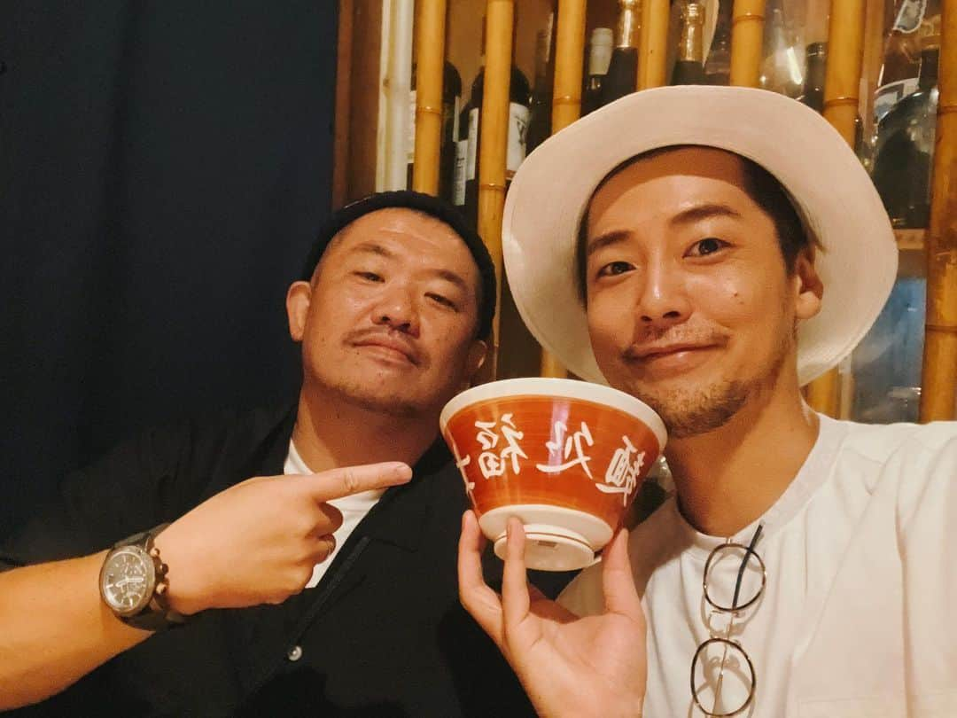 福士誠治のインスタグラム：「けんちゃんに誕生日プレゼントでなんとラーメンどんぶりいただきましたぁー( ◠‿◠ )  なんと名前入り もうこれでお店出せますわ😆  せっかくもらったから家でラーメン作りましたよぉ〜！ 器が違うと味も違う！！  けんちゃんありがとうぉー またラーメン食べに行くからねぇ #福士誠治 #けんちゃん #ラーメンどんぶり #誕生日プレゼント #名前入り #蟹ラーメン」