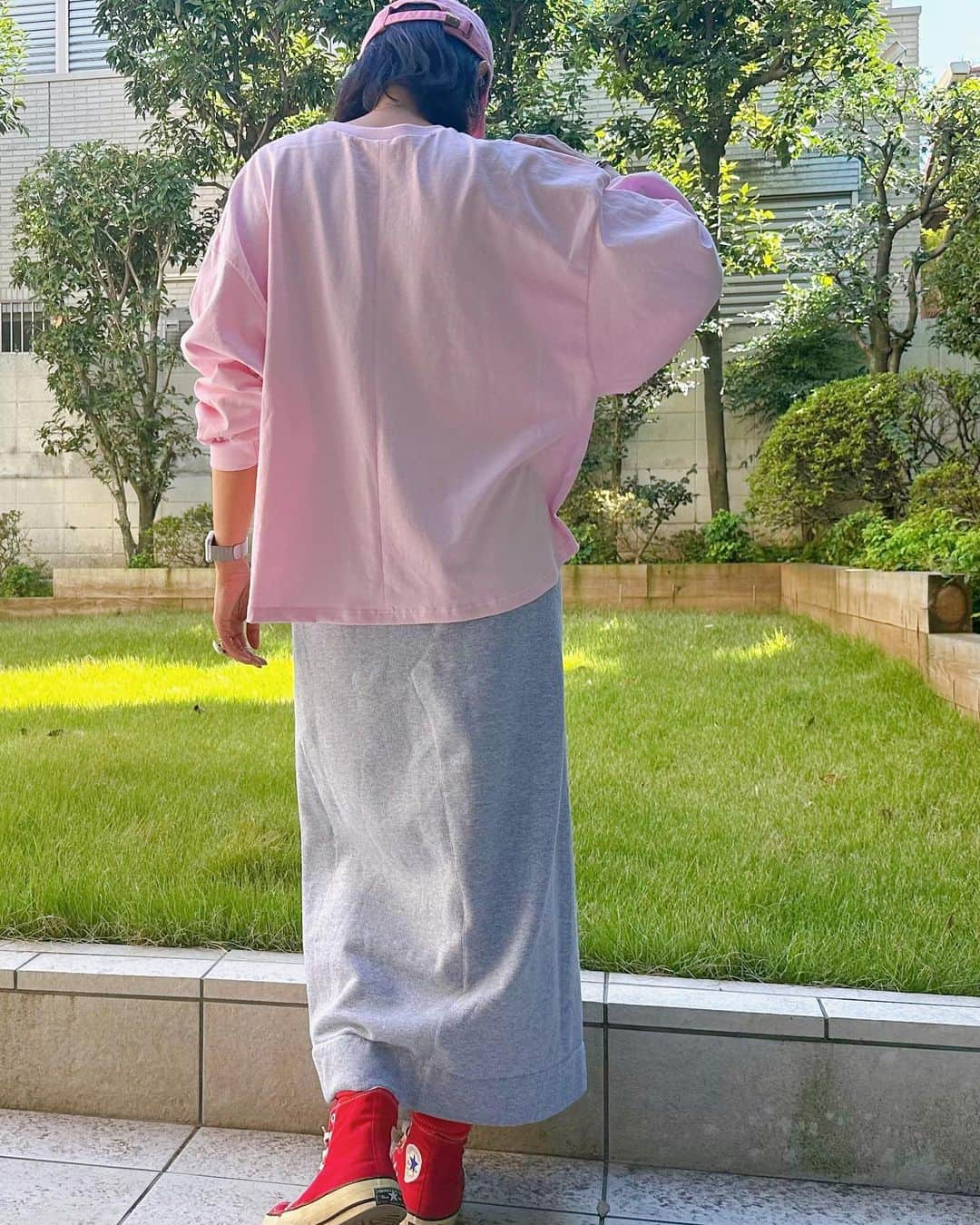 李ヒャンさんのインスタグラム写真 - (李ヒャンInstagram)「Tops/ ハーフィーLONG T(pink) Skirt/ SWEAT LONG SKIRT(grey) Cap/ハーフィーCAP(pink) 定番のロンTとピグメント洗い加工したデニムキャップには昭和な雰囲気漂うカタカナロゴ刺繍を。 昭和世代の私にはなんだかこの雰囲気がしっくりきちゃってめちゃくちゃ気に入ってます♡ 久々にピンク着たい気分なので来春はpink×pink合わせしたいな。 スウェットパンツをリメイクしたロンスカは前後2wayで着ていただけます。 これは後ろを前にして着てます。 パンツをリメイクした際に生地で埋める部分は通常よくあるのはフラットに生地をはめ込むパターンが多いけど、動きが出るようにフレアになるようテレコの生地をはめ込みました。 前にしても後ろにしても動きがあって一見シンプルなロンスカのワンポイントになってます。 紐付きゴムウェストなのでお好みの長さ、位置で調整可能です。 ロンTは着丈が長過ぎず前後に差をつけているのでこんなボトムに合わせてもスッキリ見せられる万能サイズです。  *予約特典ありの予約会は23日(月)21時までです。  #fashion #style #dailyfashion #casualstyle #remake #herfee #herfee2024ss #herfee_official」10月17日 10時45分 - 73hyang