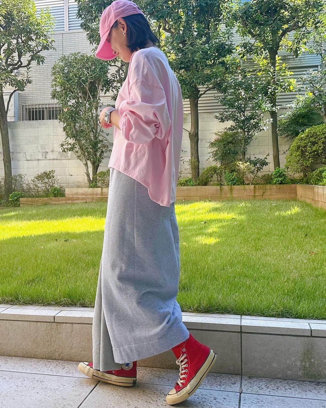 李ヒャンさんのインスタグラム写真 - (李ヒャンInstagram)「Tops/ ハーフィーLONG T(pink) Skirt/ SWEAT LONG SKIRT(grey) Cap/ハーフィーCAP(pink) 定番のロンTとピグメント洗い加工したデニムキャップには昭和な雰囲気漂うカタカナロゴ刺繍を。 昭和世代の私にはなんだかこの雰囲気がしっくりきちゃってめちゃくちゃ気に入ってます♡ 久々にピンク着たい気分なので来春はpink×pink合わせしたいな。 スウェットパンツをリメイクしたロンスカは前後2wayで着ていただけます。 これは後ろを前にして着てます。 パンツをリメイクした際に生地で埋める部分は通常よくあるのはフラットに生地をはめ込むパターンが多いけど、動きが出るようにフレアになるようテレコの生地をはめ込みました。 前にしても後ろにしても動きがあって一見シンプルなロンスカのワンポイントになってます。 紐付きゴムウェストなのでお好みの長さ、位置で調整可能です。 ロンTは着丈が長過ぎず前後に差をつけているのでこんなボトムに合わせてもスッキリ見せられる万能サイズです。  *予約特典ありの予約会は23日(月)21時までです。  #fashion #style #dailyfashion #casualstyle #remake #herfee #herfee2024ss #herfee_official」10月17日 10時45分 - 73hyang