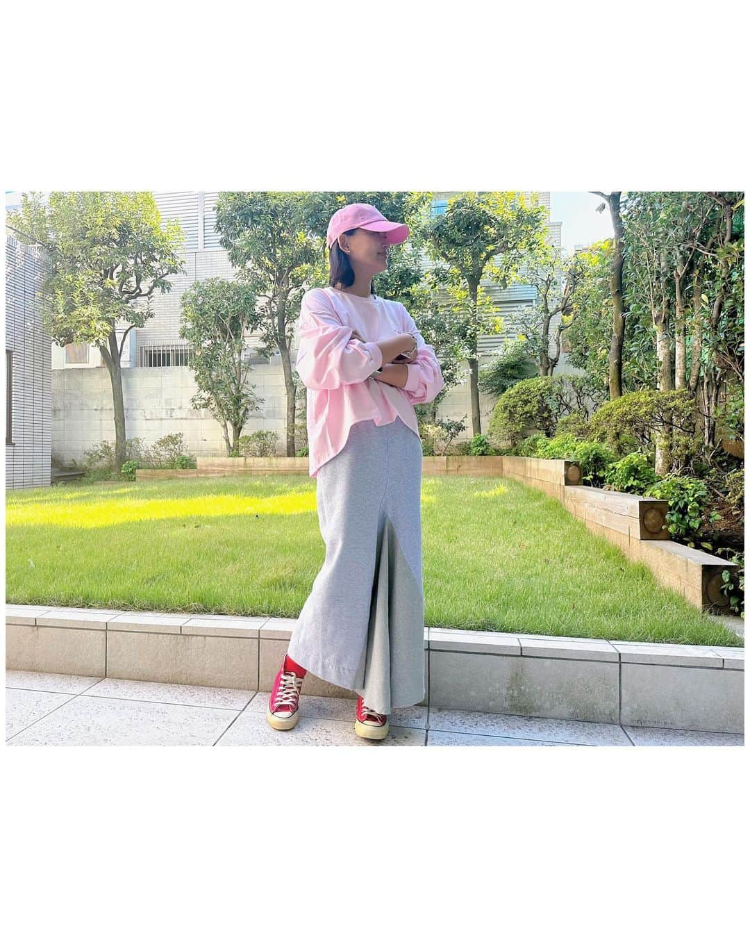 李ヒャンさんのインスタグラム写真 - (李ヒャンInstagram)「Tops/ ハーフィーLONG T(pink) Skirt/ SWEAT LONG SKIRT(grey) Cap/ハーフィーCAP(pink) 定番のロンTとピグメント洗い加工したデニムキャップには昭和な雰囲気漂うカタカナロゴ刺繍を。 昭和世代の私にはなんだかこの雰囲気がしっくりきちゃってめちゃくちゃ気に入ってます♡ 久々にピンク着たい気分なので来春はpink×pink合わせしたいな。 スウェットパンツをリメイクしたロンスカは前後2wayで着ていただけます。 これは後ろを前にして着てます。 パンツをリメイクした際に生地で埋める部分は通常よくあるのはフラットに生地をはめ込むパターンが多いけど、動きが出るようにフレアになるようテレコの生地をはめ込みました。 前にしても後ろにしても動きがあって一見シンプルなロンスカのワンポイントになってます。 紐付きゴムウェストなのでお好みの長さ、位置で調整可能です。 ロンTは着丈が長過ぎず前後に差をつけているのでこんなボトムに合わせてもスッキリ見せられる万能サイズです。  *予約特典ありの予約会は23日(月)21時までです。  #fashion #style #dailyfashion #casualstyle #remake #herfee #herfee2024ss #herfee_official」10月17日 10時45分 - 73hyang