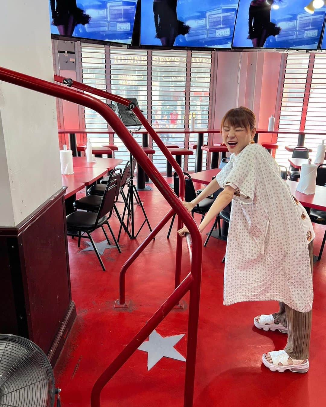 あこさんのインスタグラム写真 - (あこInstagram)「HEART ATTACK GRILL❤️‍🩹 お店に入ったら患者さんの服を着て食べるというコンセプト！周りの人達もみんな患者服で不思議な感じやった😂 私たちが食べたデカ盛りは 『OCTUPLE BYPASS BURGER 🍔』 高さ60cm、総重量約3kg、カロリーなんと20000kcal😂 パティは肉肉しくて食べ応え満点！カリカリのベーコンにチーズもたっぷり入って最高😍トマトと玉ねぎもたっぷりでバランスも良し🍅🧅 こういう大きいタワーバーガー食べるの夢やったからめちゃくちゃ楽しかったし美味しかった☺️💓 海外っていうこともあって周りのお客さんの反応が本当におもしろくて大食いってすごいんや…！ってなんか改めて感じた！笑 飲み物で頼んだ注射器のスムージーもストロベリーとマンゴーでさっぱりしてすごい美味しかった😍美味しくてドリンクだけで1.4L飲んでしまった🍓🥭 その後にデザートにかき氷も食べた！かき氷も超巨大サイズ😂 食べた後に写真撮ったらリップが落ちて血色悪くて本当に具合悪そうに見える😂 #せかくら #世界くらべてみたら #heartattackgrill #lasvegas #ラスベガス #デカ盛り #大食い #双子 #はらぺこツインズ #大食い女子 #먹방 #대식가 #먹팔  #먹스타그램 #大胃王 #モッパン #ความตะกละ #Ham ăn #Gula」10月17日 10時47分 - harapeko__ako