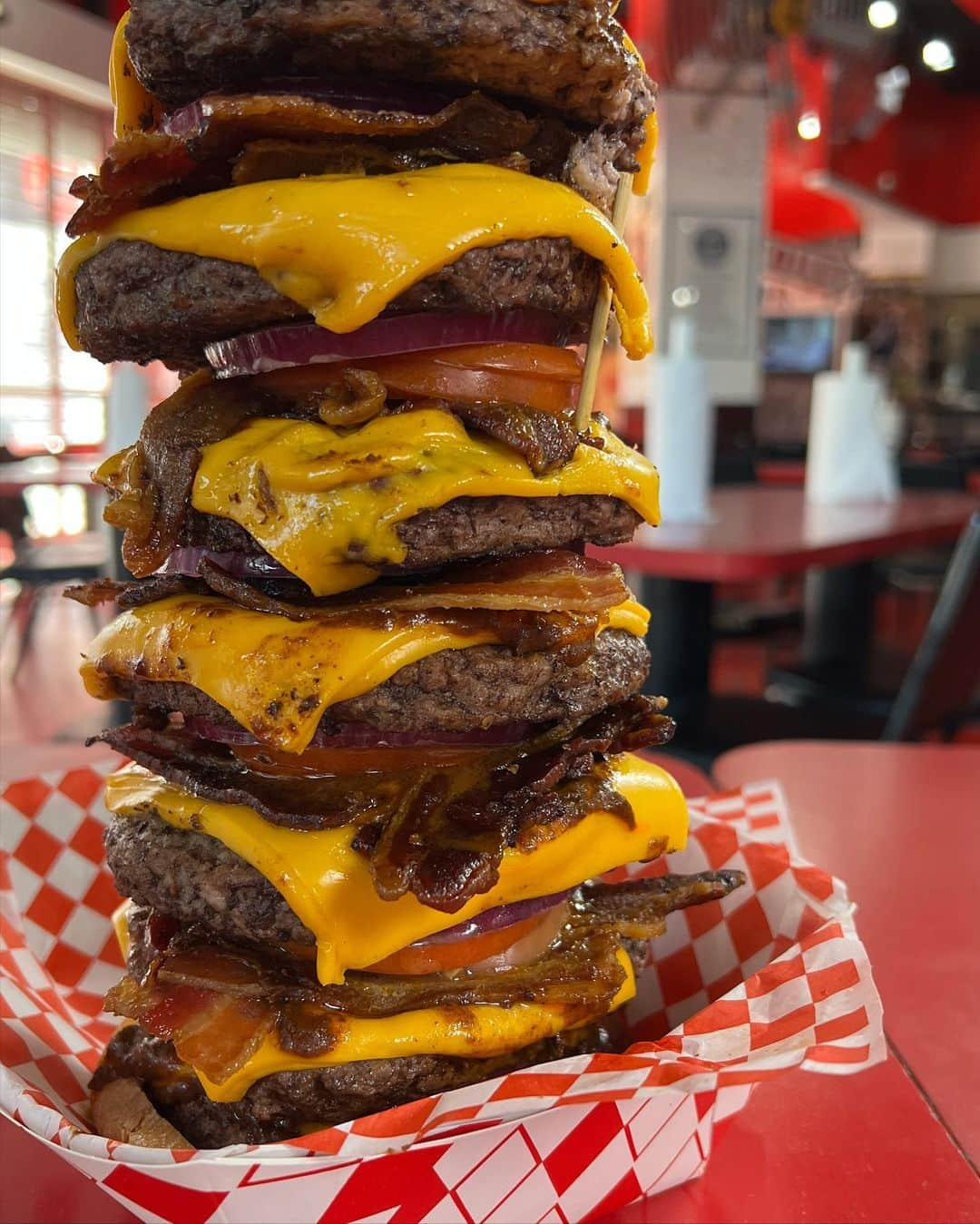 あこさんのインスタグラム写真 - (あこInstagram)「HEART ATTACK GRILL❤️‍🩹 お店に入ったら患者さんの服を着て食べるというコンセプト！周りの人達もみんな患者服で不思議な感じやった😂 私たちが食べたデカ盛りは 『OCTUPLE BYPASS BURGER 🍔』 高さ60cm、総重量約3kg、カロリーなんと20000kcal😂 パティは肉肉しくて食べ応え満点！カリカリのベーコンにチーズもたっぷり入って最高😍トマトと玉ねぎもたっぷりでバランスも良し🍅🧅 こういう大きいタワーバーガー食べるの夢やったからめちゃくちゃ楽しかったし美味しかった☺️💓 海外っていうこともあって周りのお客さんの反応が本当におもしろくて大食いってすごいんや…！ってなんか改めて感じた！笑 飲み物で頼んだ注射器のスムージーもストロベリーとマンゴーでさっぱりしてすごい美味しかった😍美味しくてドリンクだけで1.4L飲んでしまった🍓🥭 その後にデザートにかき氷も食べた！かき氷も超巨大サイズ😂 食べた後に写真撮ったらリップが落ちて血色悪くて本当に具合悪そうに見える😂 #せかくら #世界くらべてみたら #heartattackgrill #lasvegas #ラスベガス #デカ盛り #大食い #双子 #はらぺこツインズ #大食い女子 #먹방 #대식가 #먹팔  #먹스타그램 #大胃王 #モッパン #ความตะกละ #Ham ăn #Gula」10月17日 10時47分 - harapeko__ako