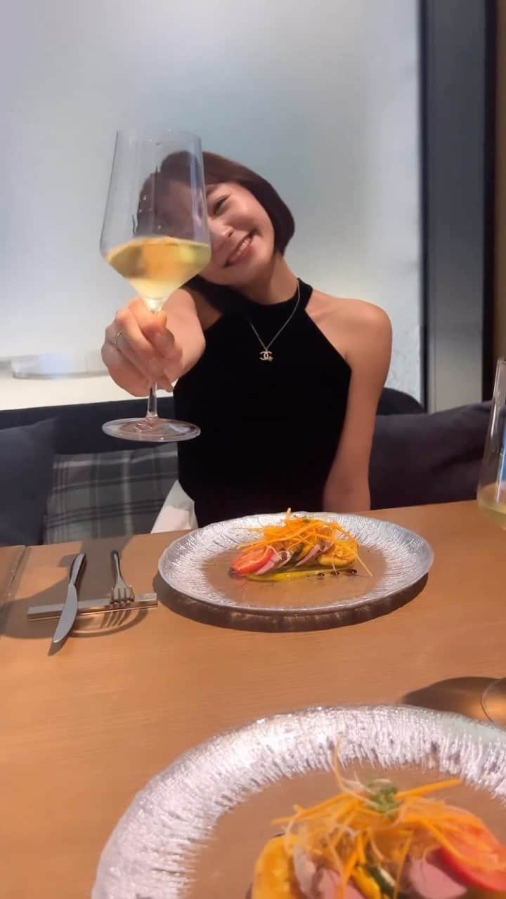 並川花連のインスタグラム：「🎧まだタバコは吸わないで赤いワインをのもう〜」