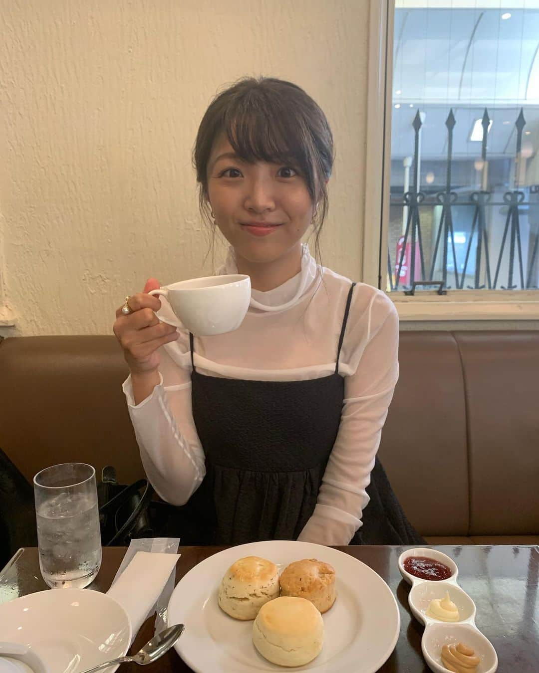 黒木千晶のインスタグラム：「クリームティーが好きです☕️ 昔、イギリスで食べた こってりクロテッドクリームとスコーンのセットが忘れられません…  そこまで言って委員会NP準備の 今日のお供はコーヒーです☕️  #カフェ」